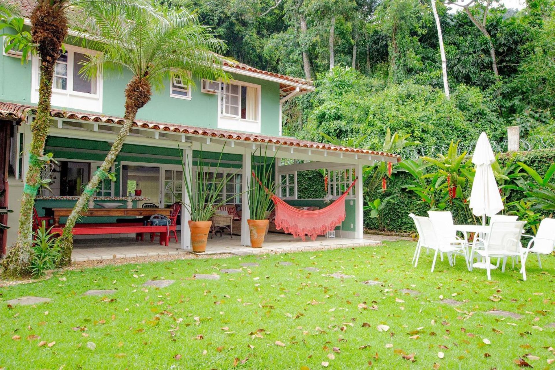 Casa de alto padrão com piscina ao lado da praia