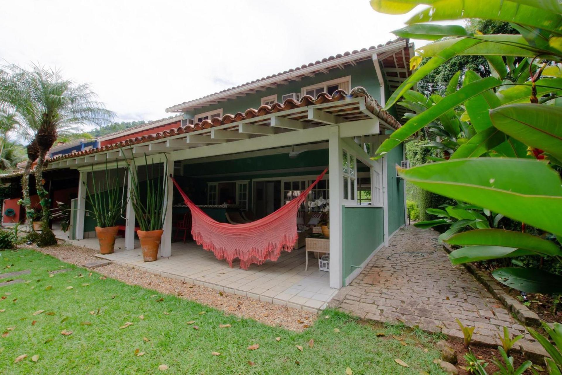 Casa de alto padrão com piscina ao lado da praia