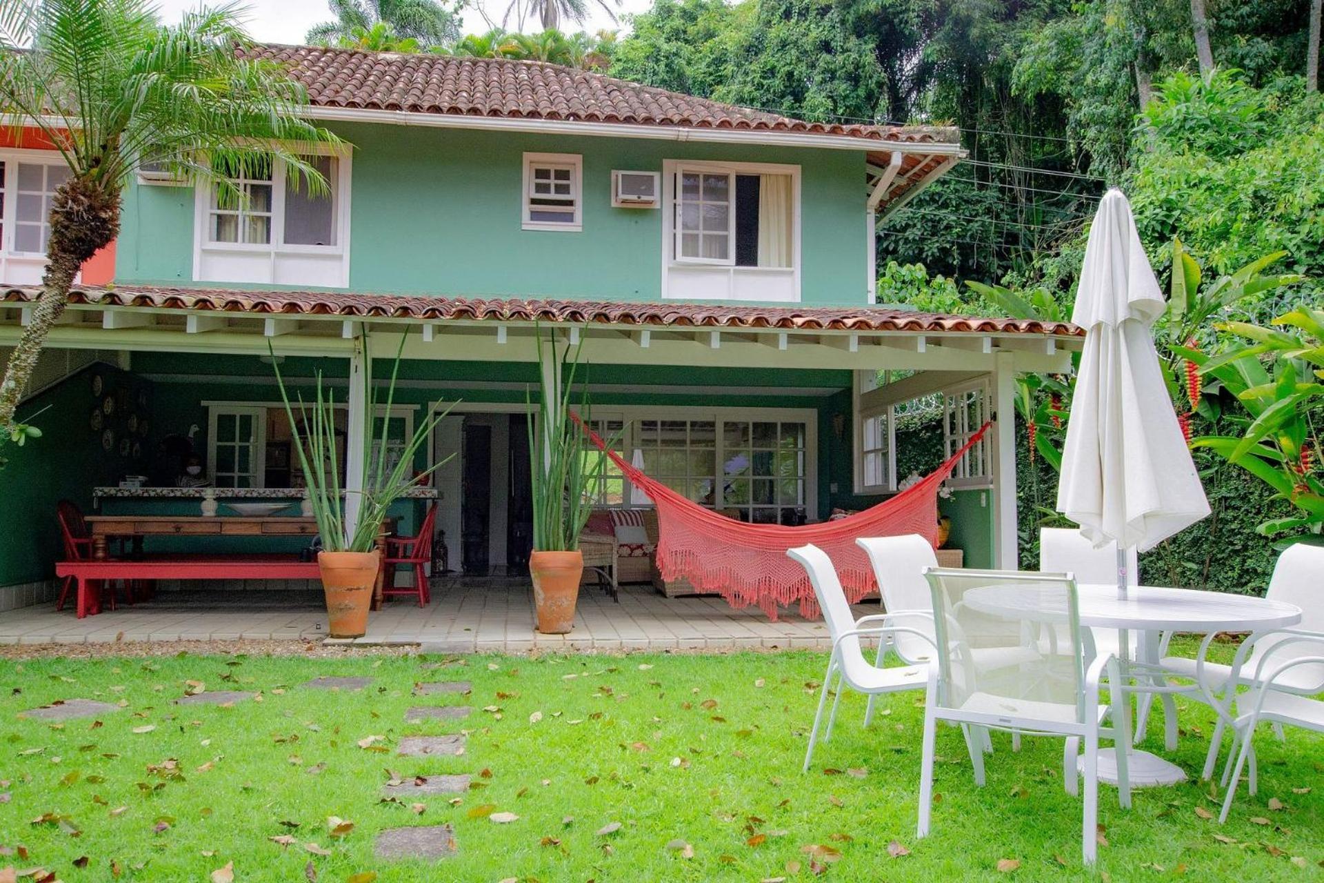 Casa de alto padrão com piscina ao lado da praia