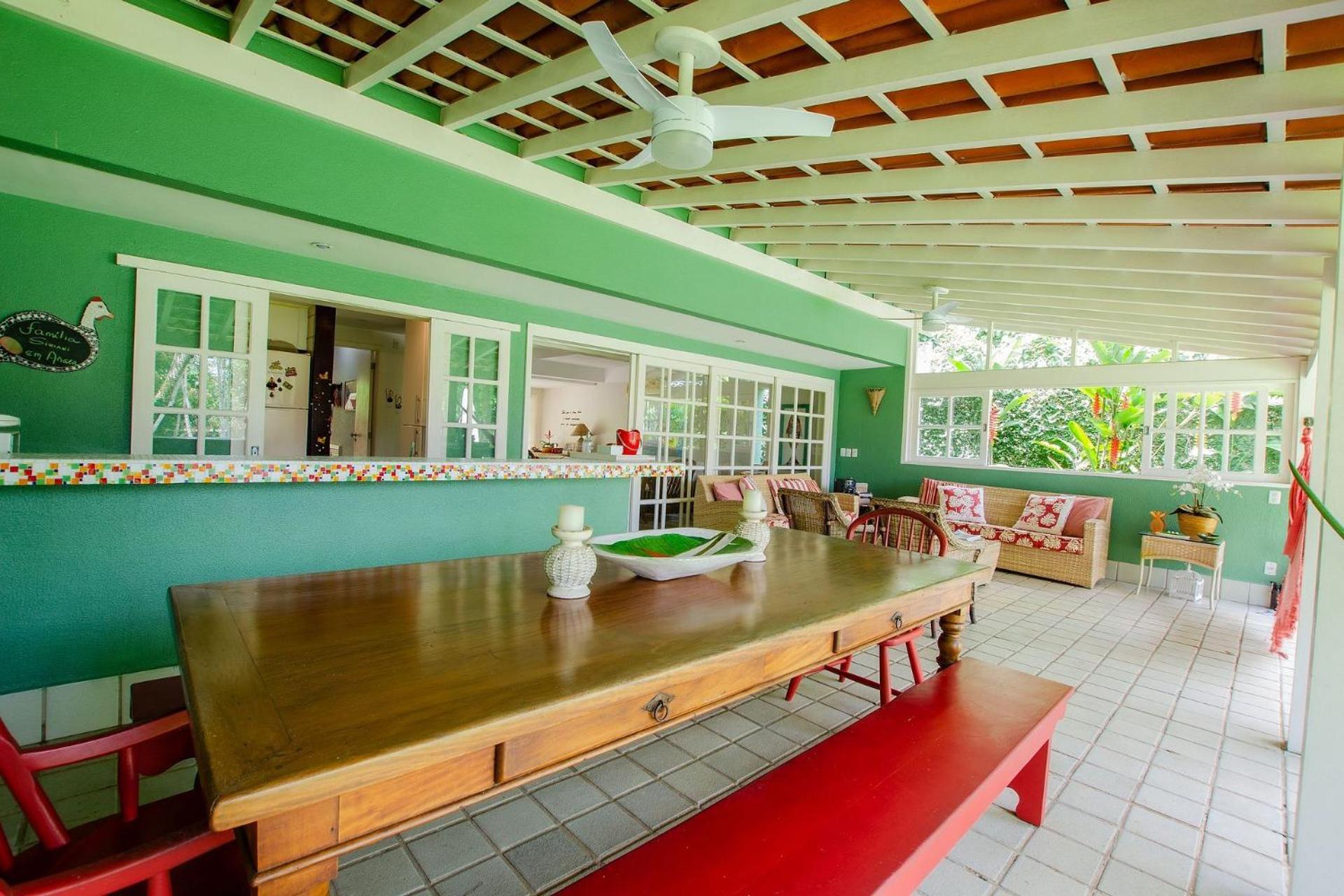 Casa de alto padrão com piscina ao lado da praia