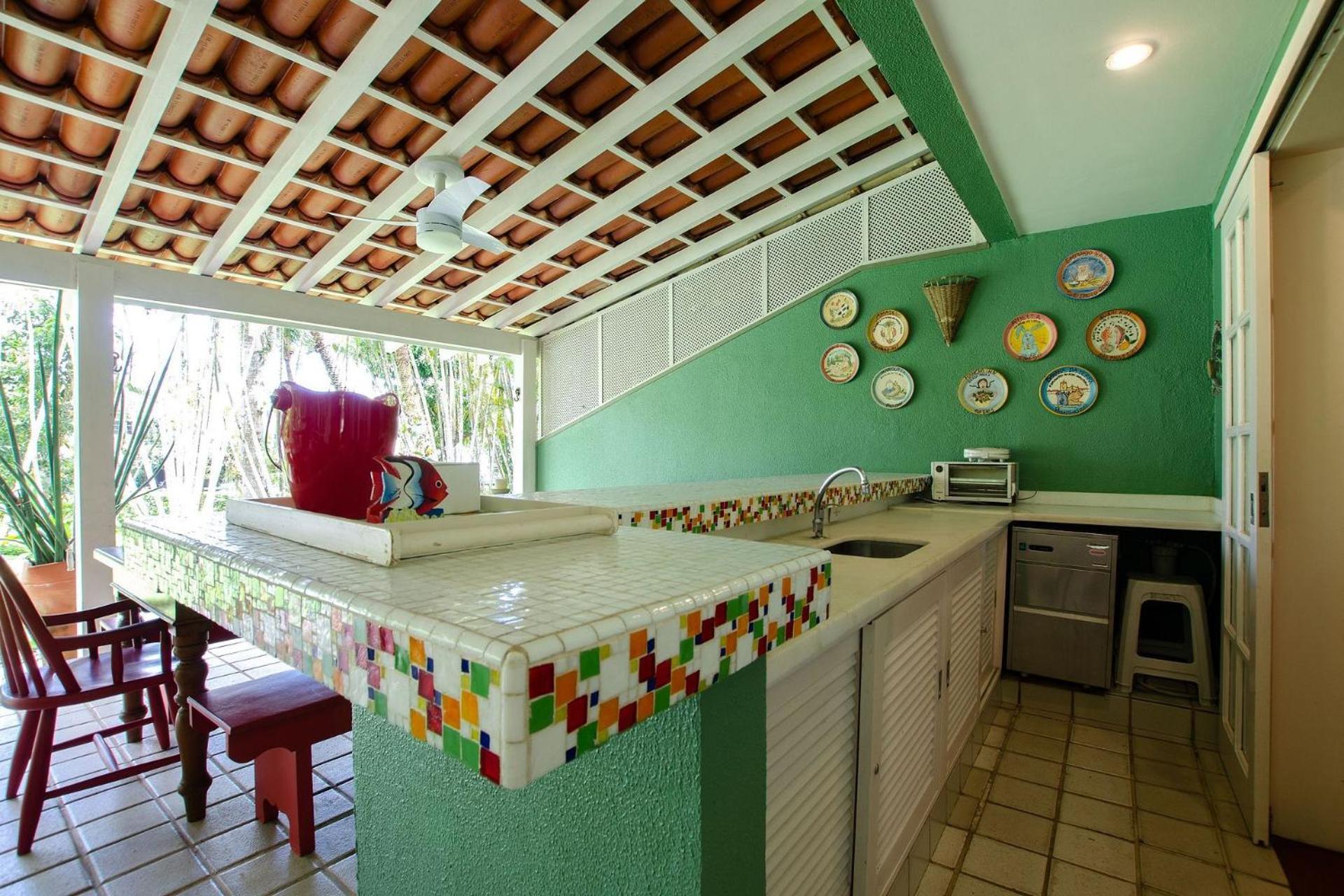 Casa de alto padrão com piscina ao lado da praia