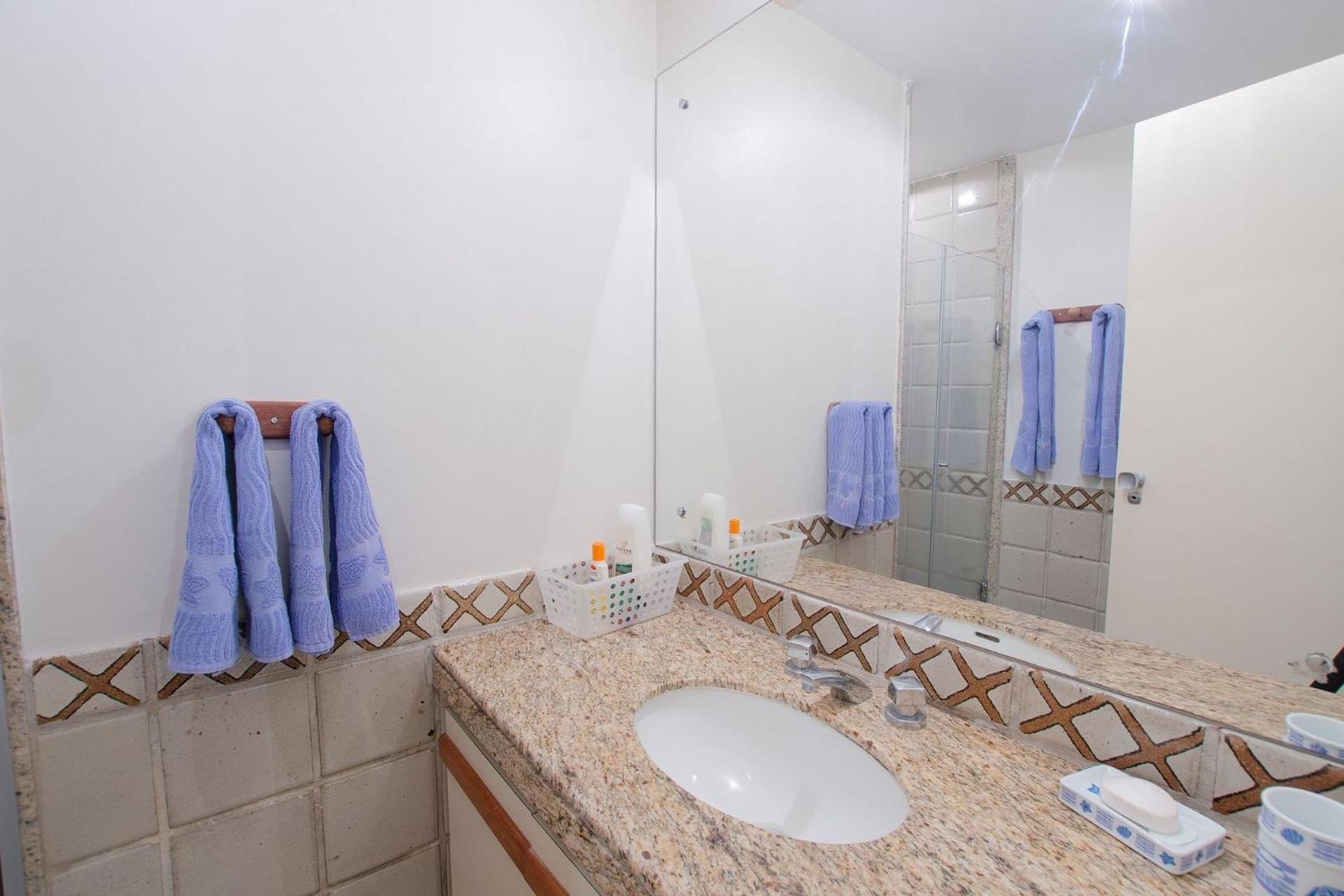 Casa de alto padrão com piscina ao lado da praia