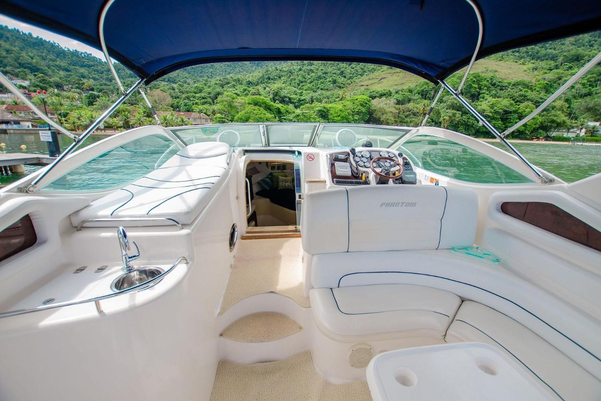 Casa de alto padrão com piscina ao lado da praia