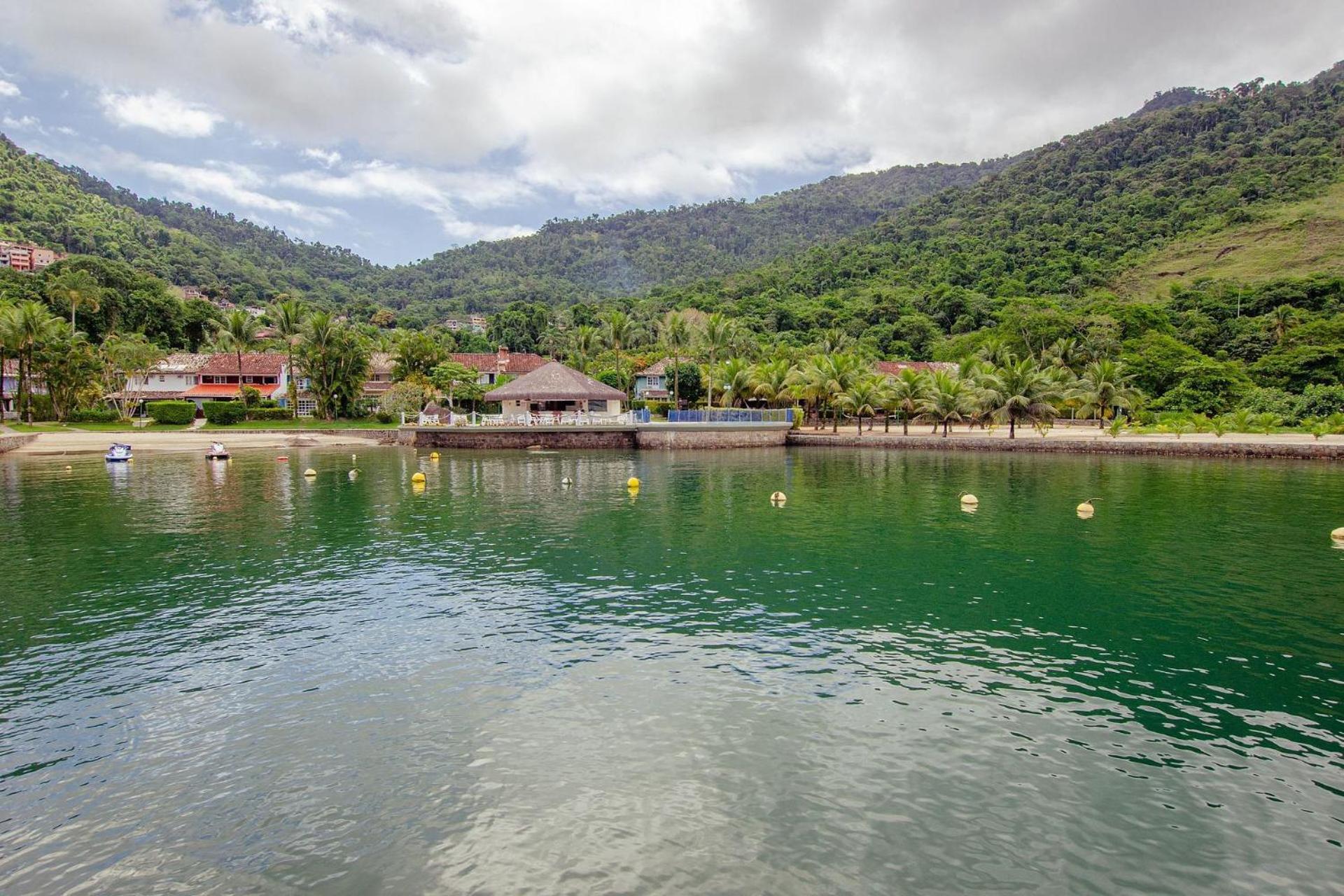 Casa de alto padrão com piscina ao lado da praia