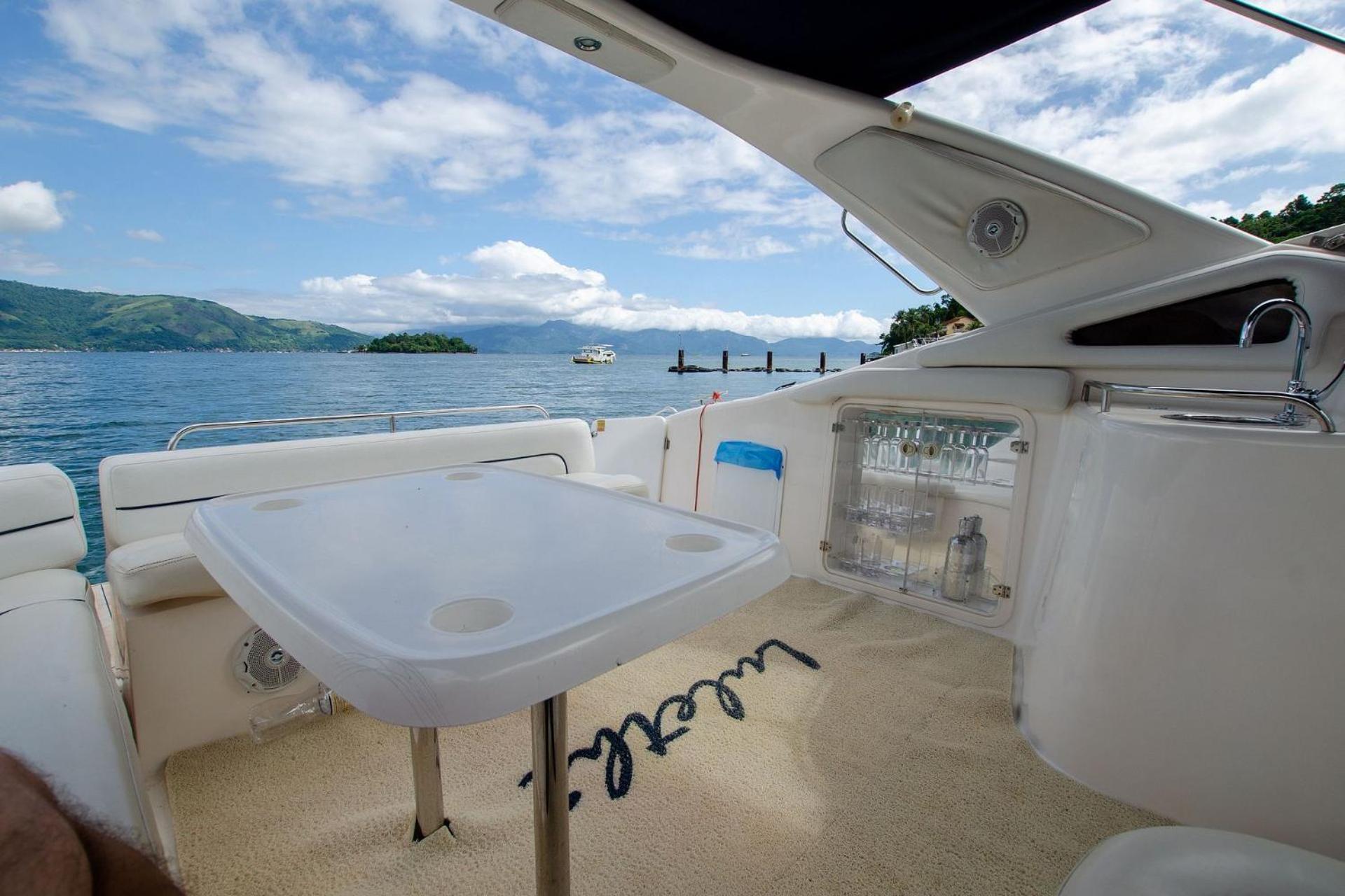 Casa de alto padrão com piscina ao lado da praia