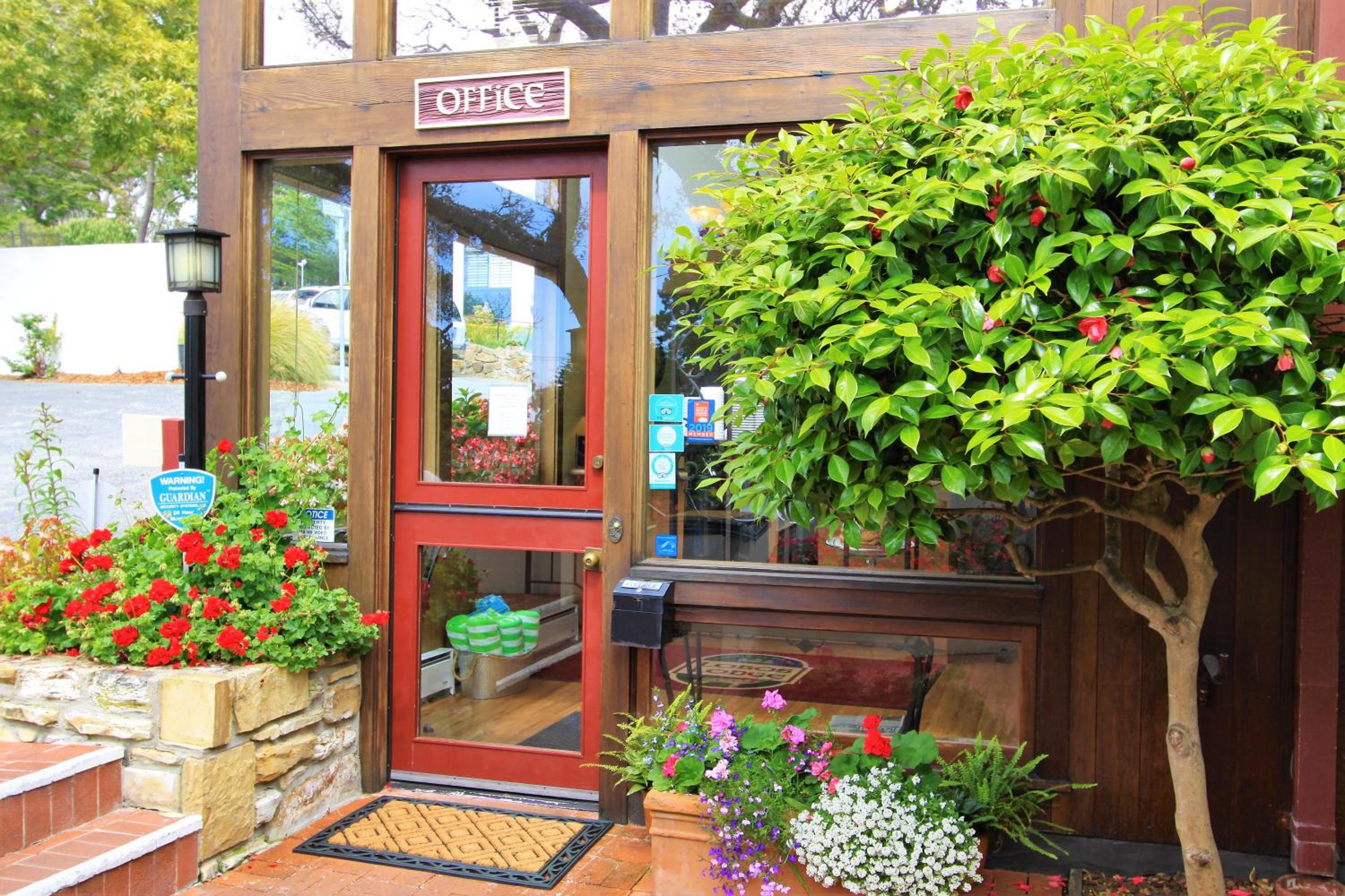 Monterey Vacations - Lobos Lodge - Property Image 4