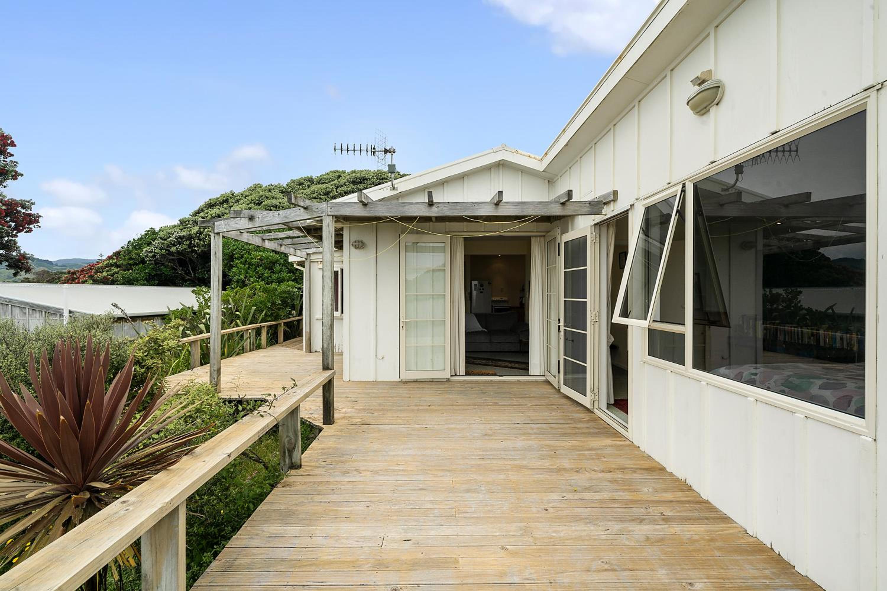 Ridge Top Views - Paekakariki Holiday Home view 3