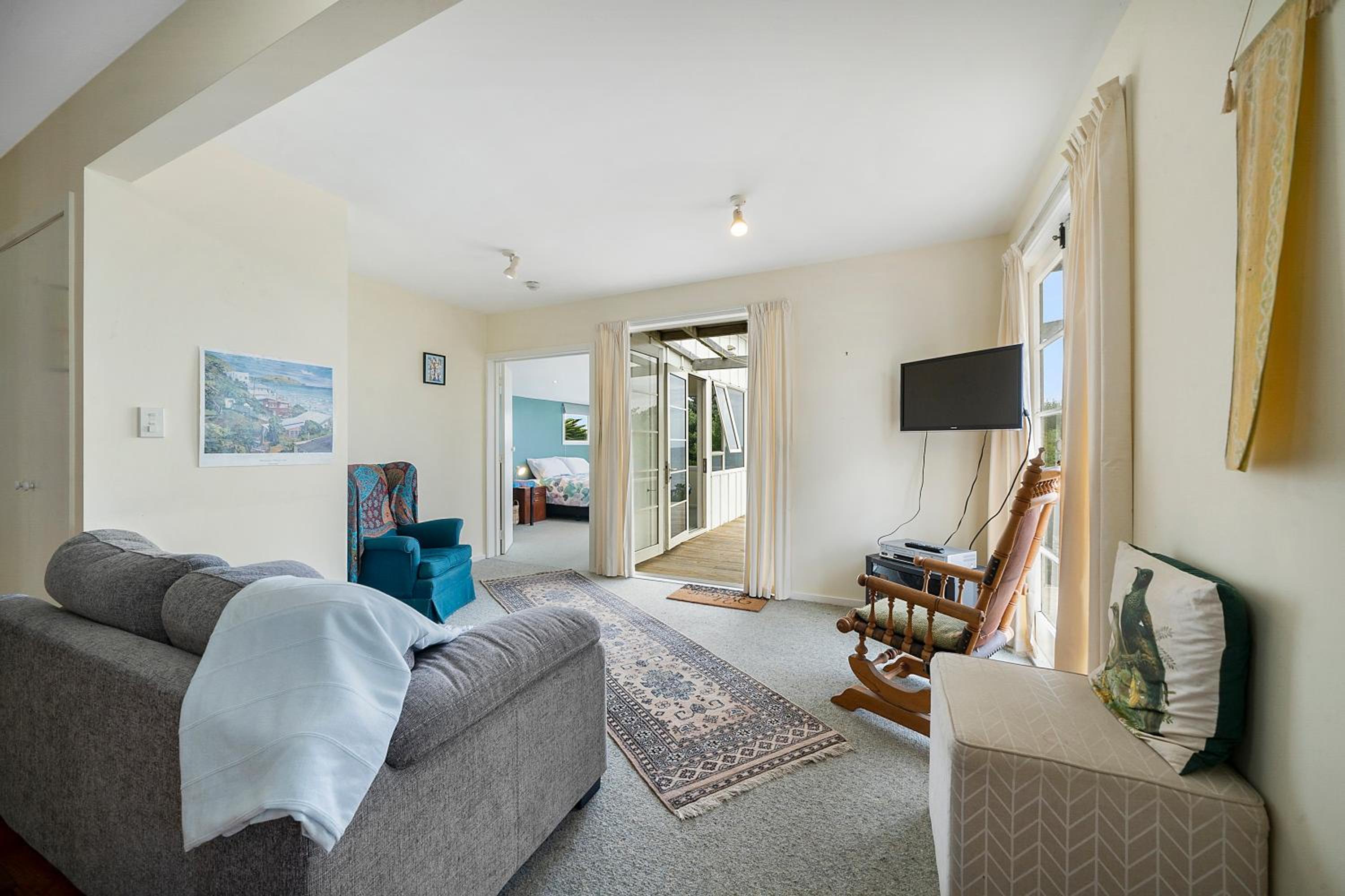 Ridge Top Views - Paekakariki Holiday Home view 4