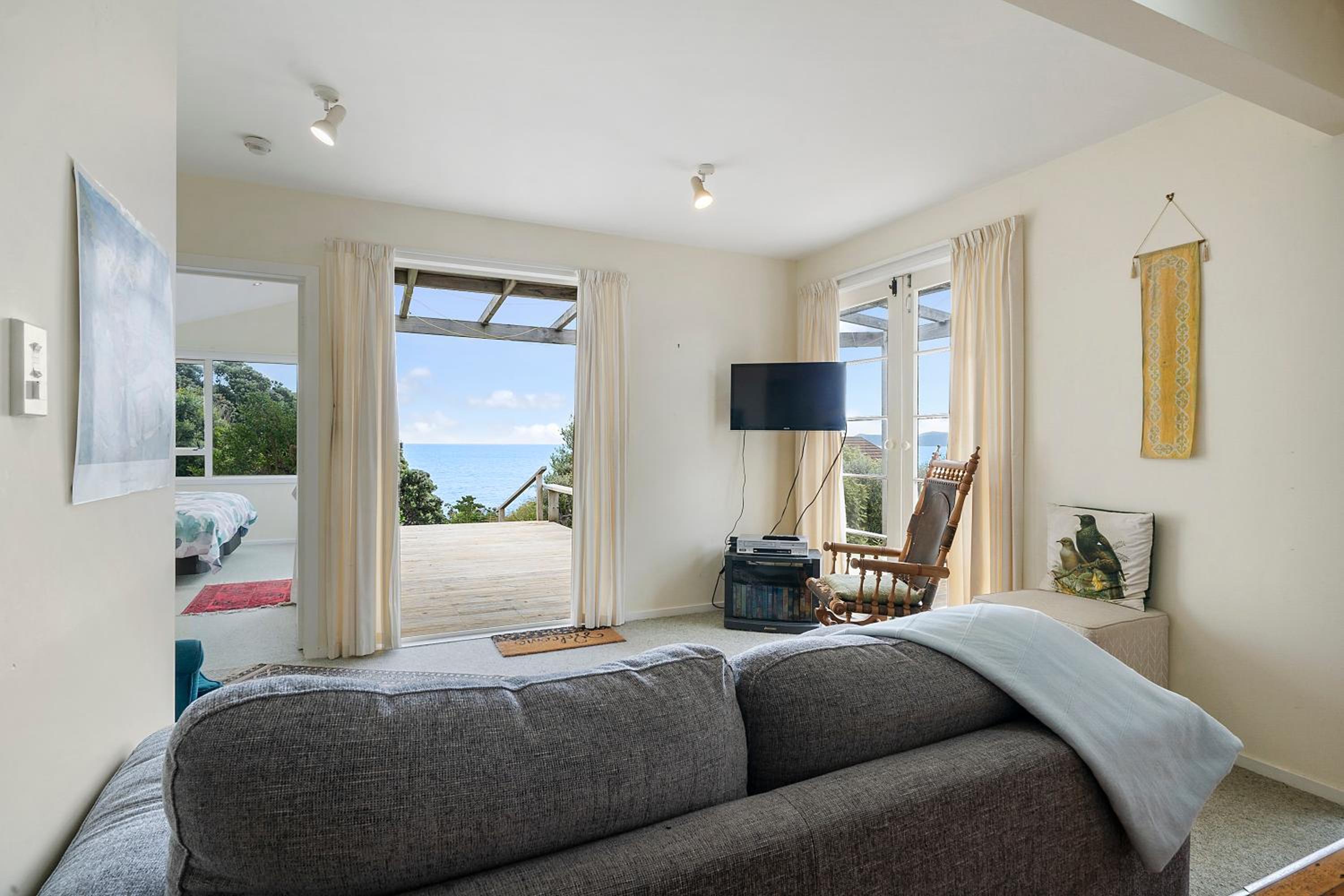 Ridge Top Views - Paekakariki Holiday Home view 5