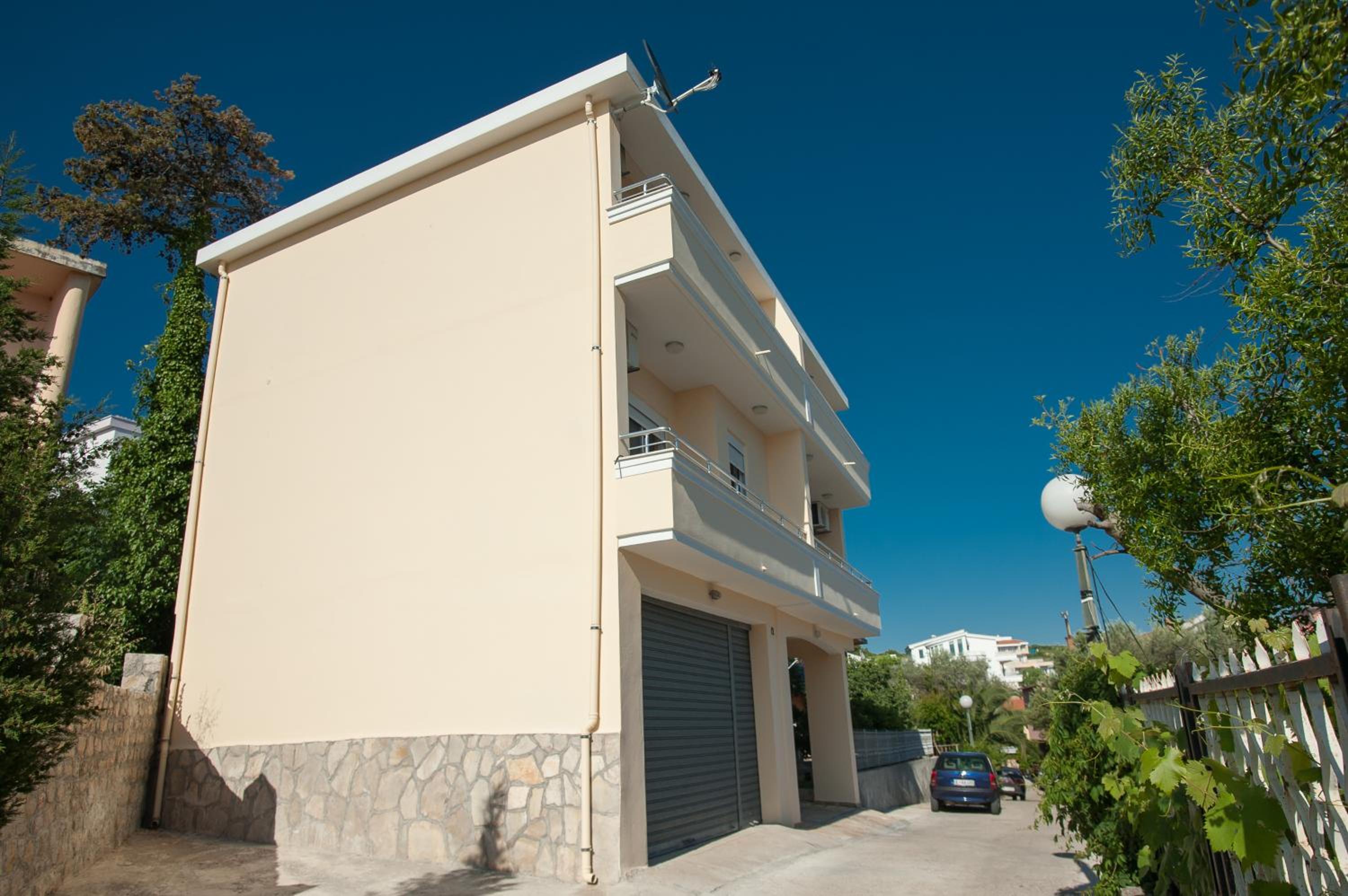 Photo 8