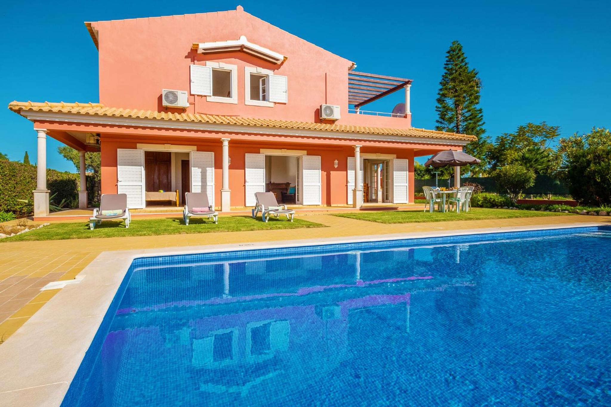 Villa Sunrise - com piscina privada e BBQ em Carvoeiro