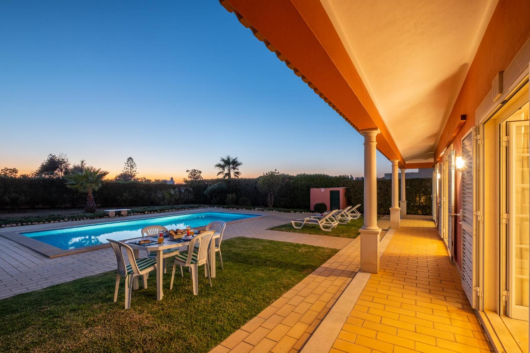 Villa Sunrise - com piscina privada e BBQ em Carvoeiro