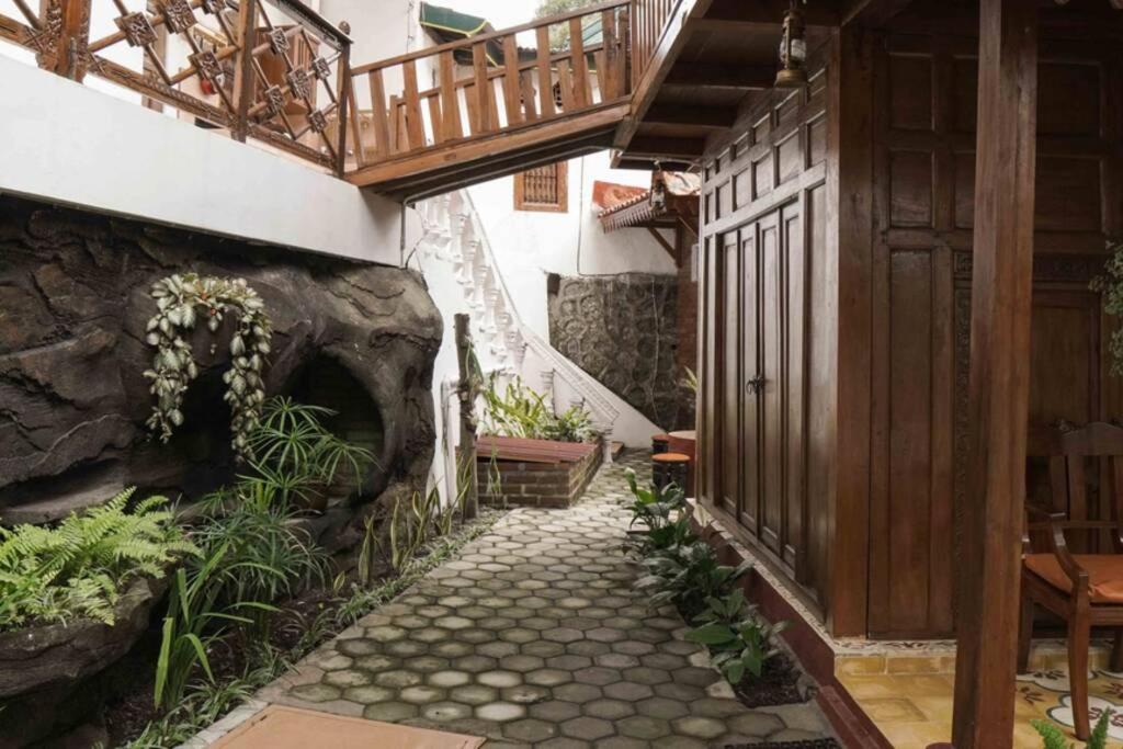 Rumah Kayu Joglo Yudhistira, tepi sungai, 2BR view 2