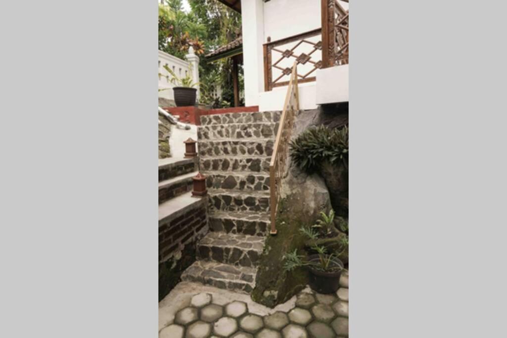 Rumah Kayu Joglo Yudhistira, tepi sungai, 2BR view 3