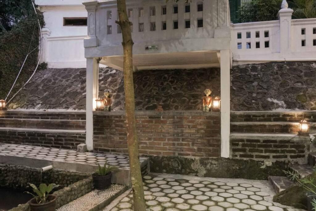 Rumah Kayu Joglo Yudhistira, tepi sungai, 2BR view 5