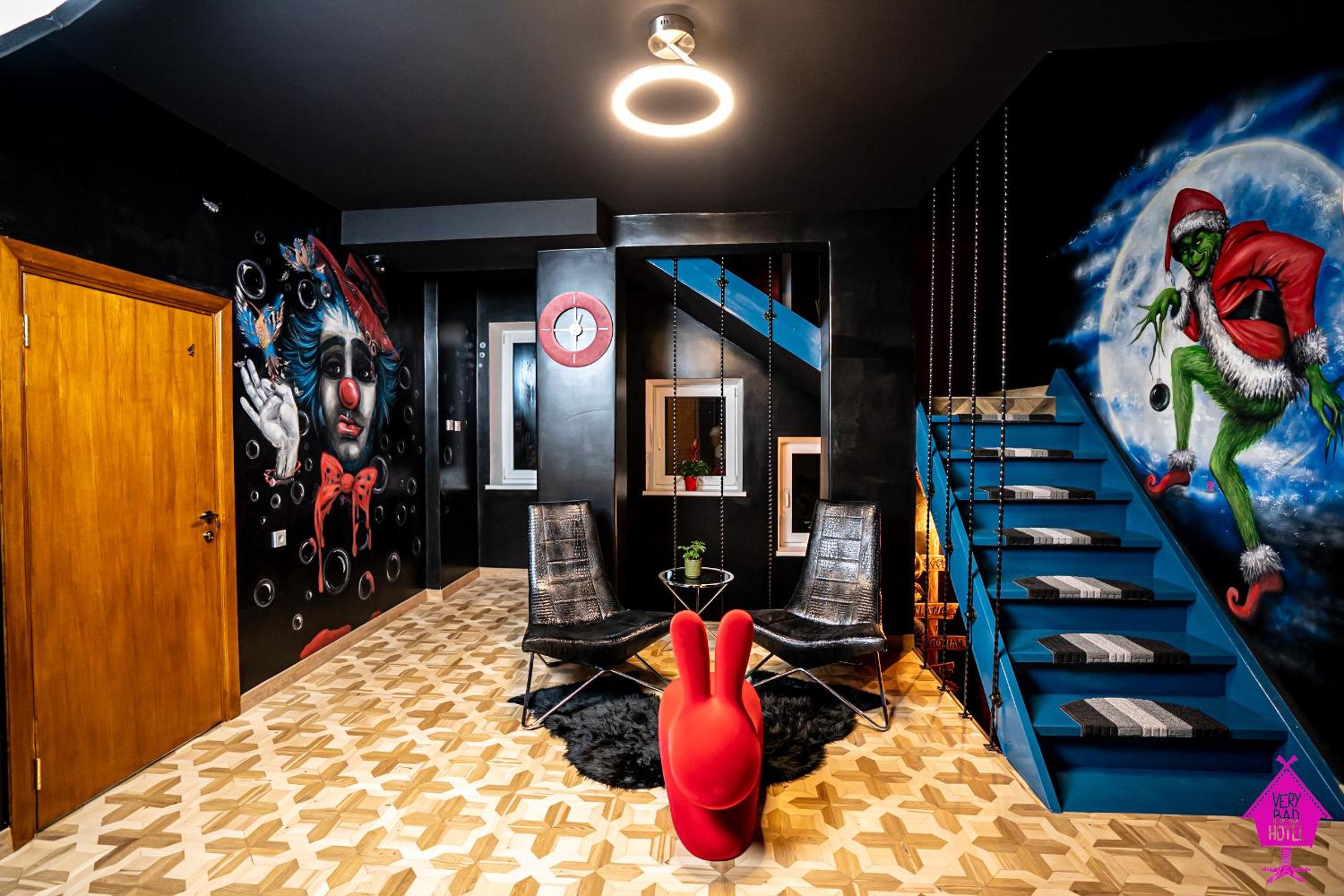 Hotel Very Bad Hootel - Image 1