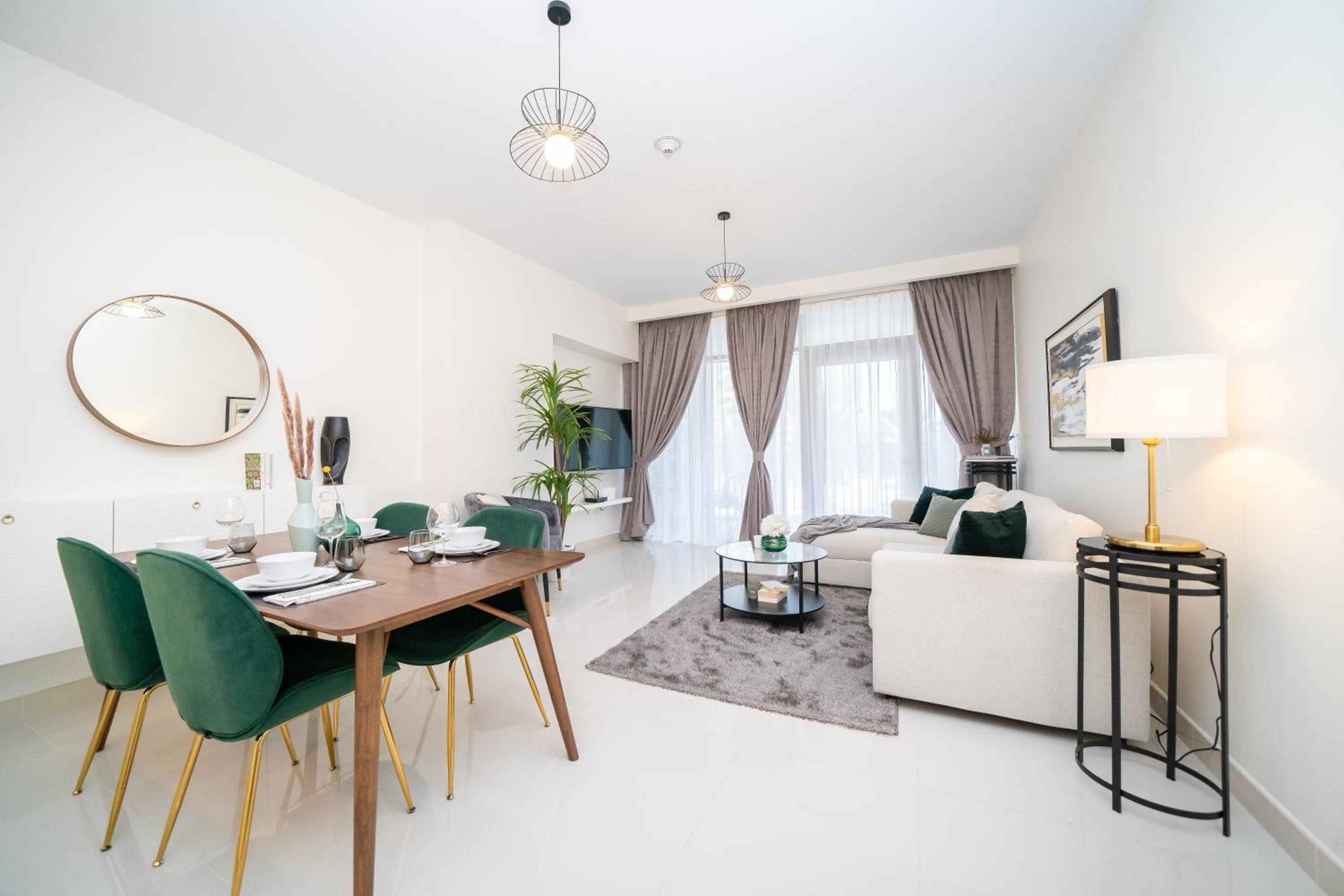 HiGuests - Chic Apt with Balcony and Pool near Burj Khalifa