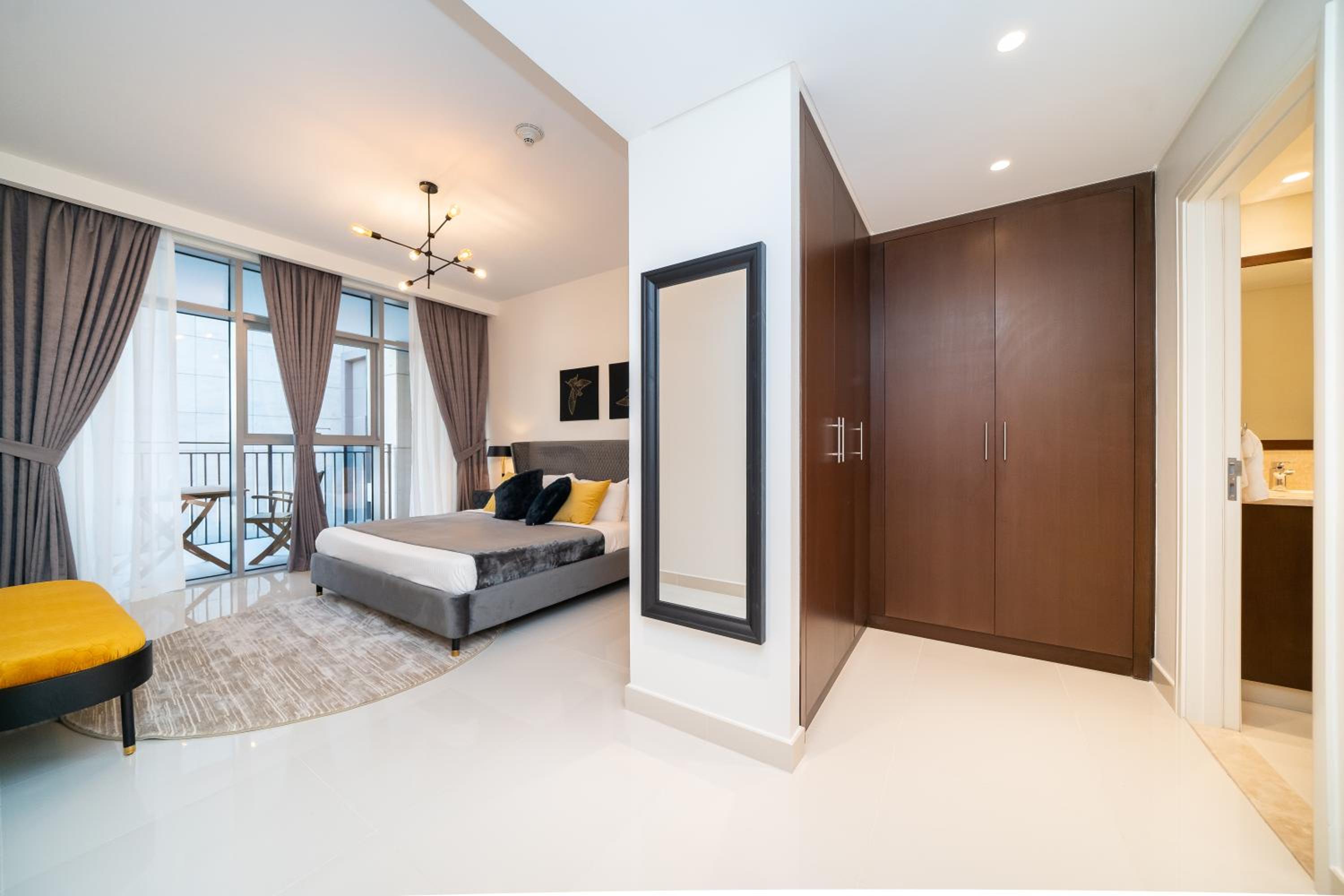HiGuests - Chic Apt with Balcony and Pool near Burj Khalifa