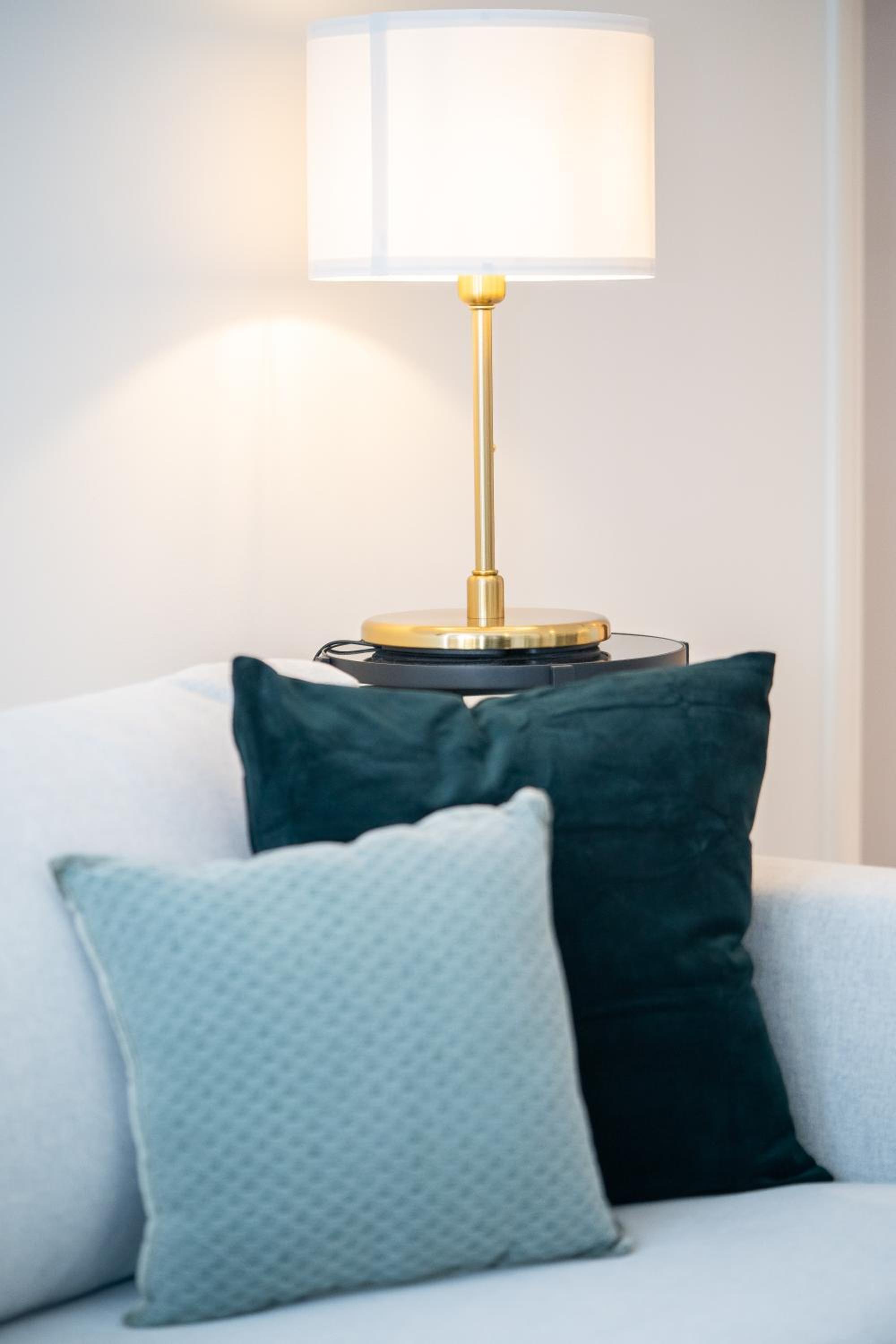 HiGuests - Chic Apt with Balcony and Pool near Burj Khalifa