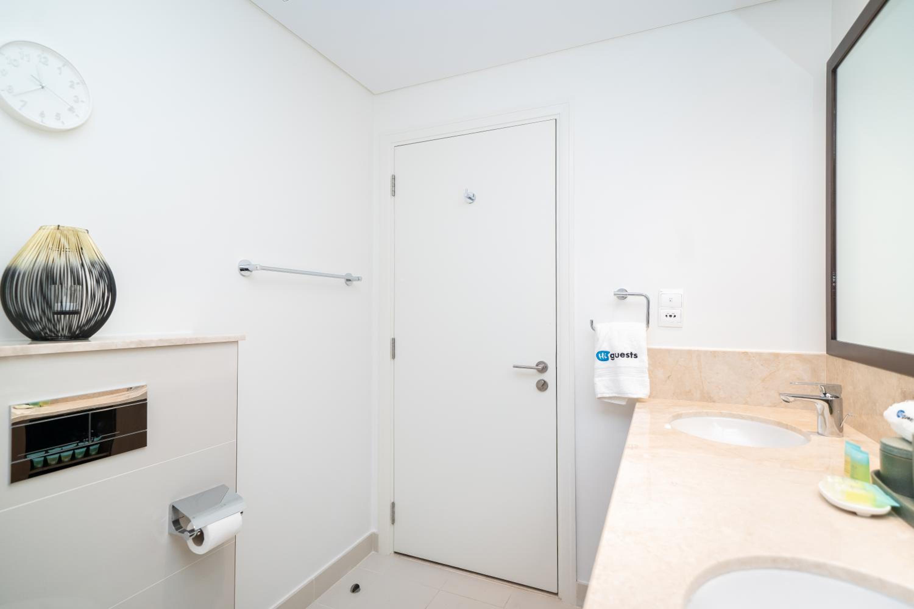 HiGuests - Chic Apt with Balcony and Pool near Burj Khalifa
