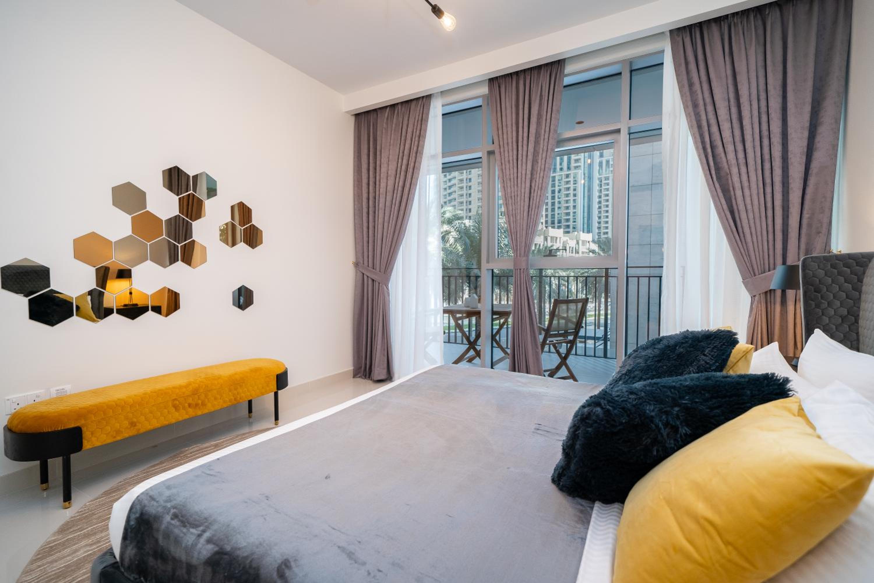 HiGuests - Chic Apt with Balcony and Pool near Burj Khalifa