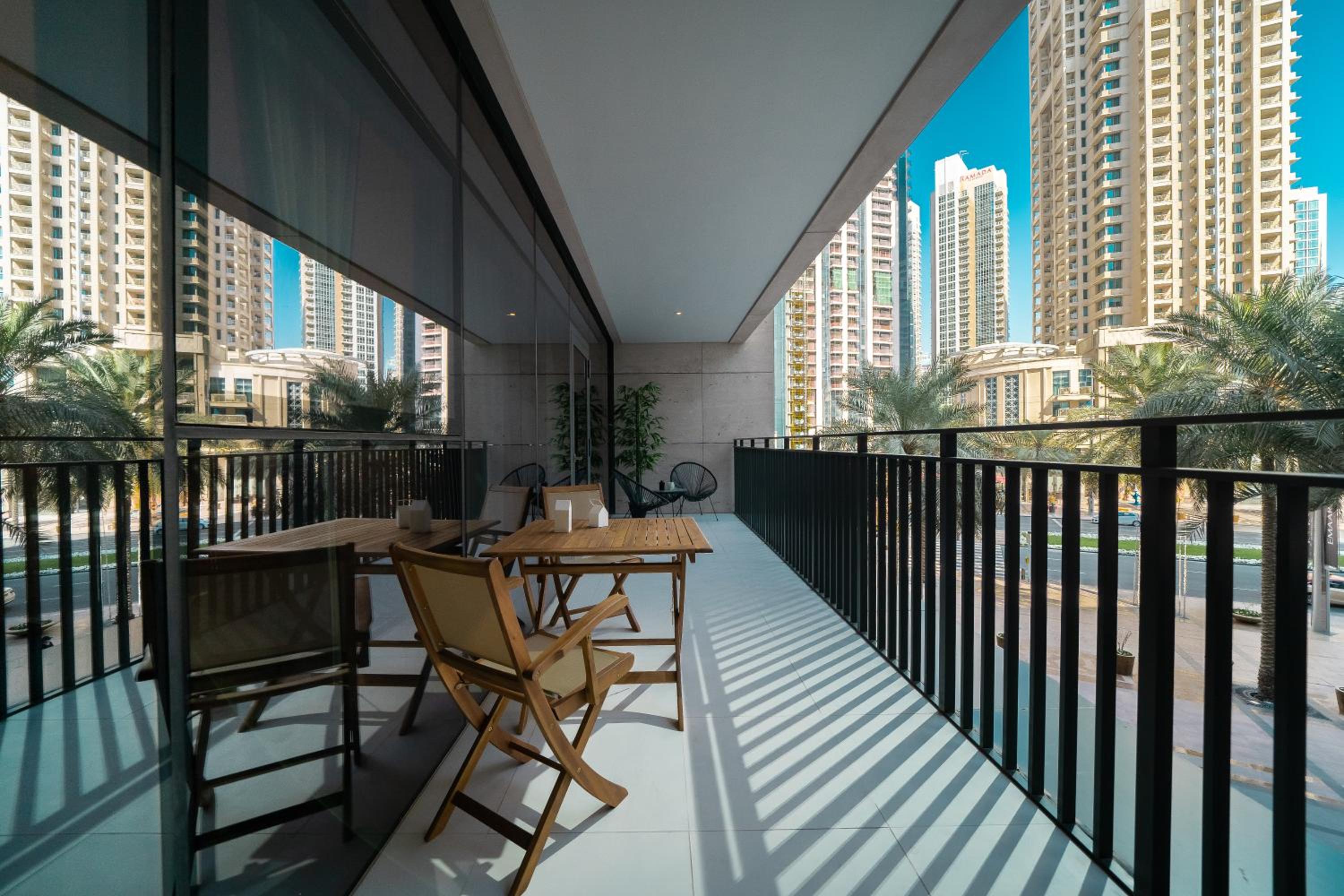 HiGuests - Chic Apt with Balcony and Pool near Burj Khalifa
