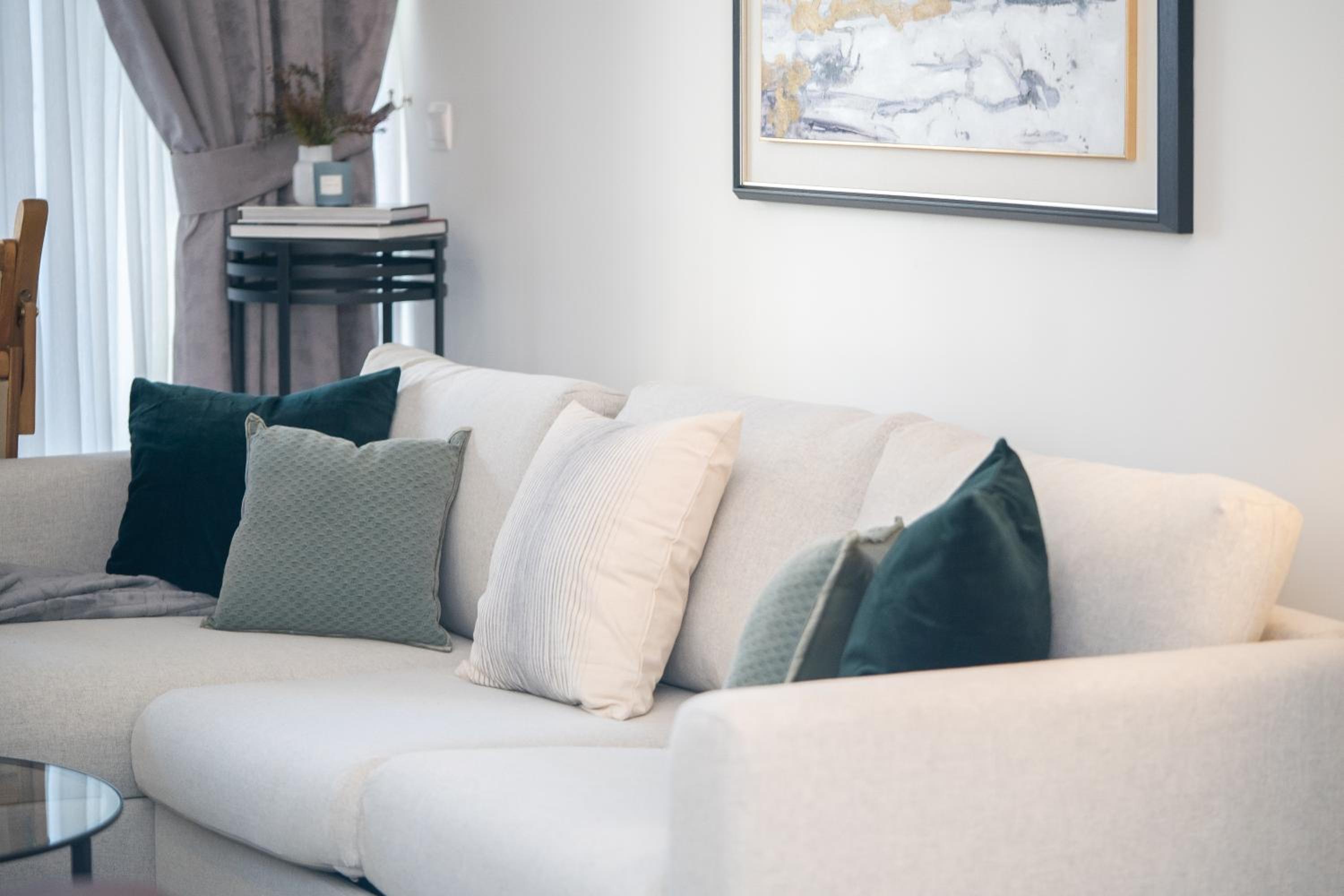 HiGuests - Chic Apt with Balcony and Pool near Burj Khalifa