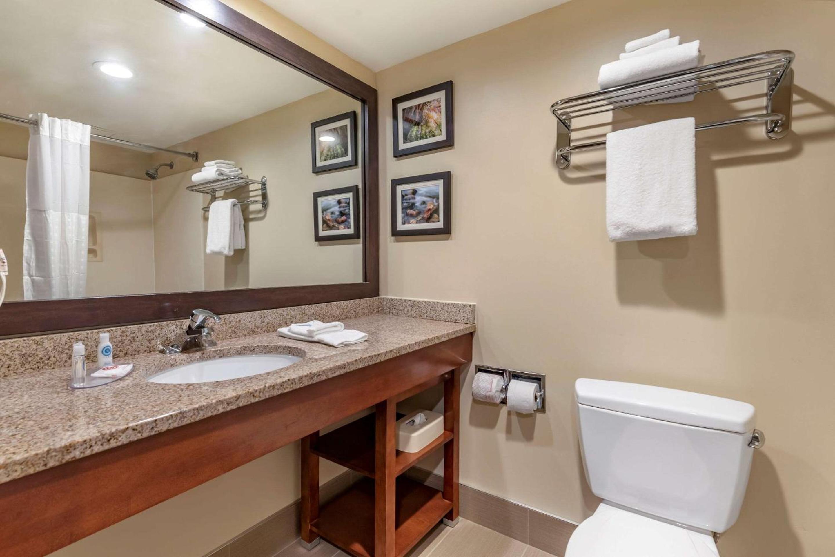 Morehead Vacations - Comfort Inn  Suites - Property Image 9