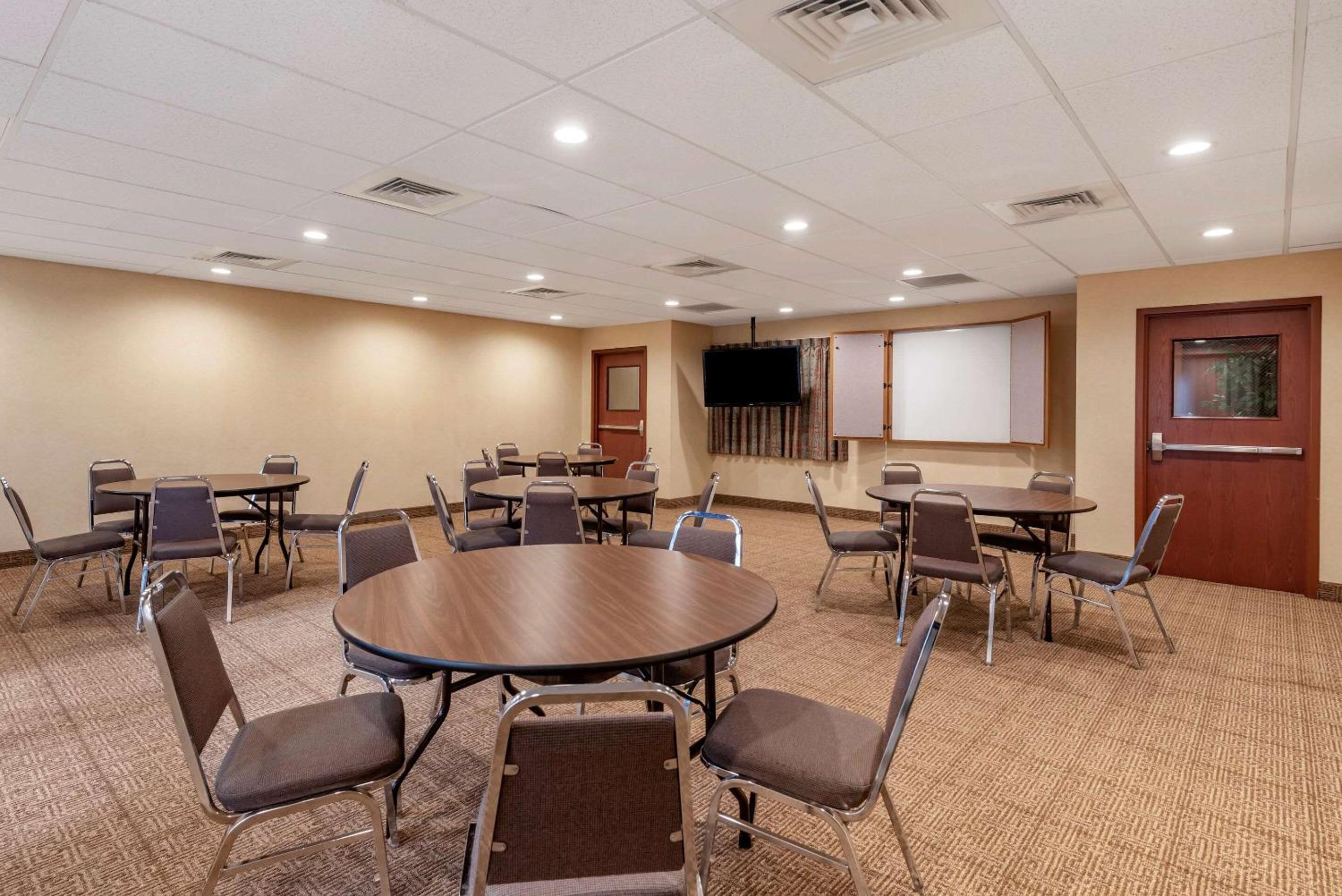 Morehead Vacations - Comfort Inn  Suites - Property Image 7