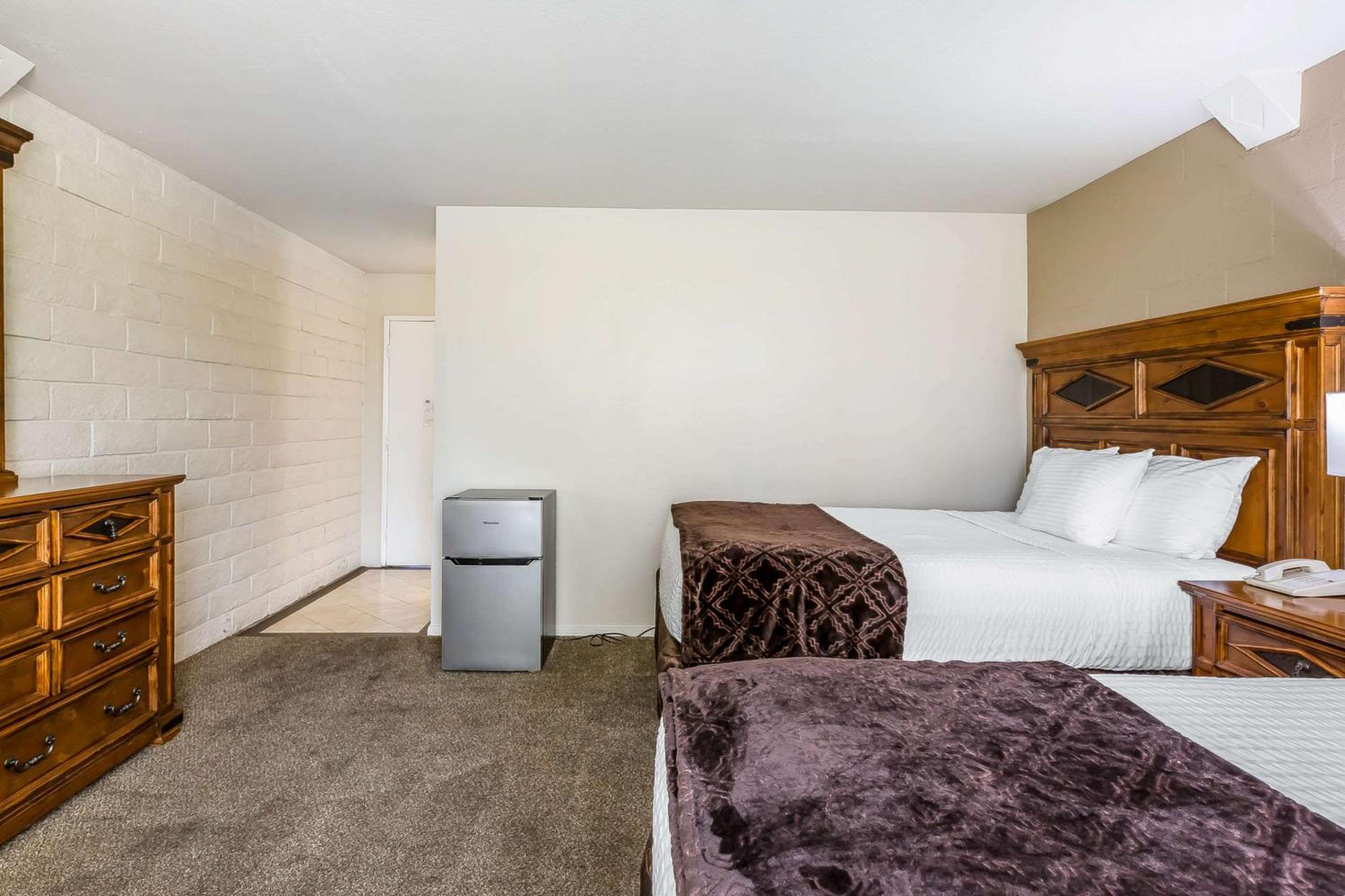 Econo Lodge Lake Elsinore Casino - Property Image 19