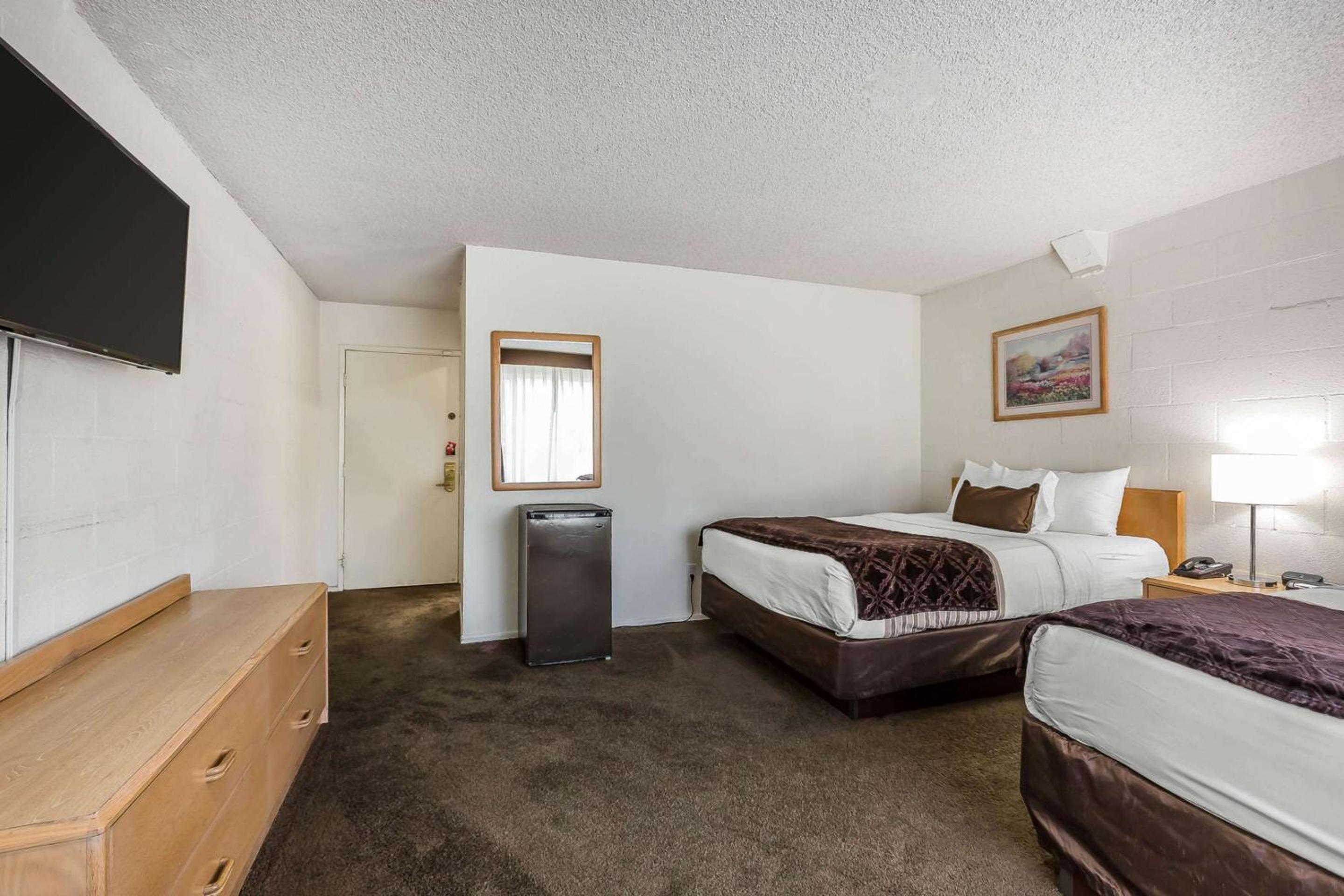 Econo Lodge Lake Elsinore Casino - Property Image 22