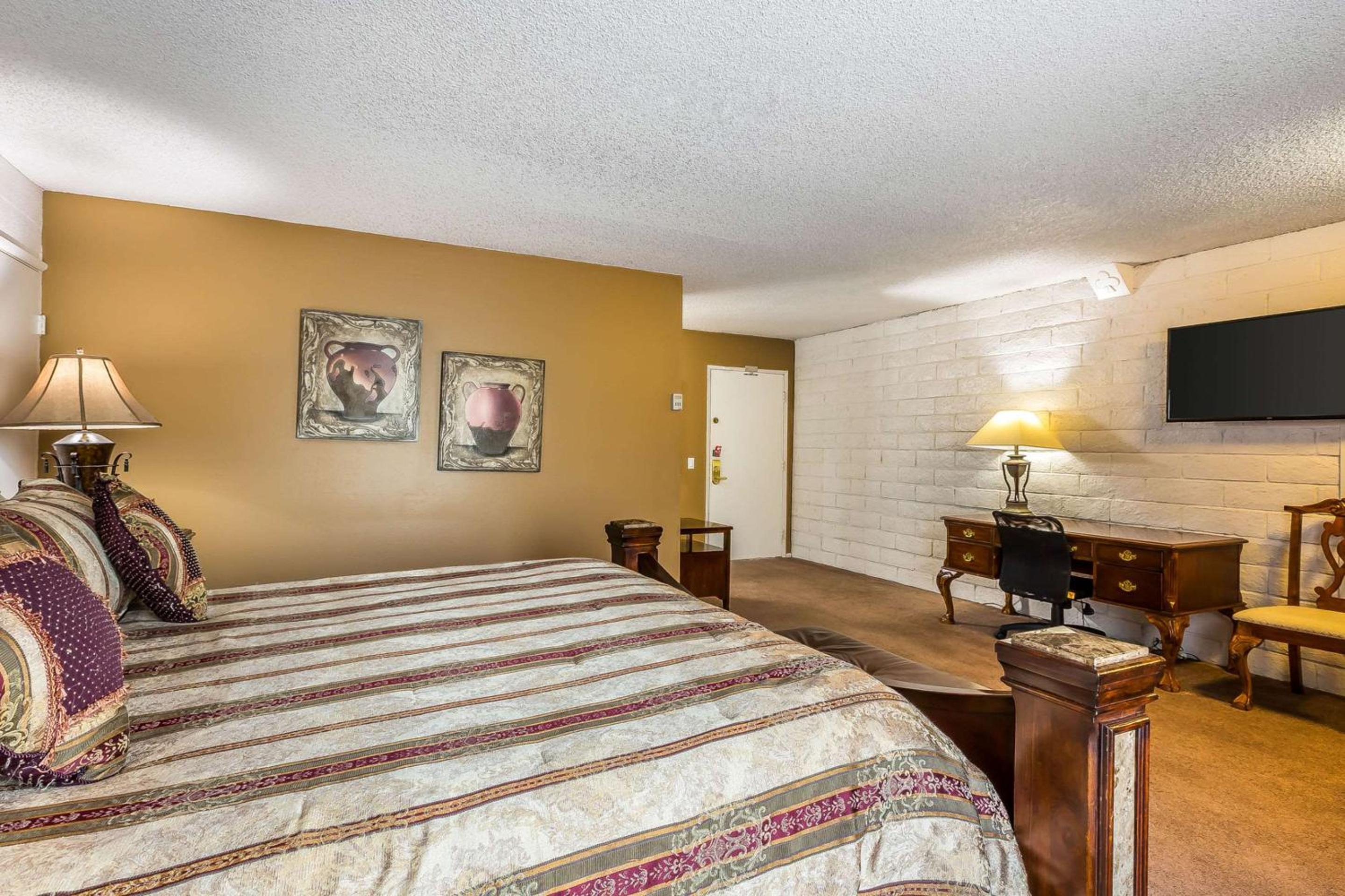 Econo Lodge Lake Elsinore Casino - Property Image 26