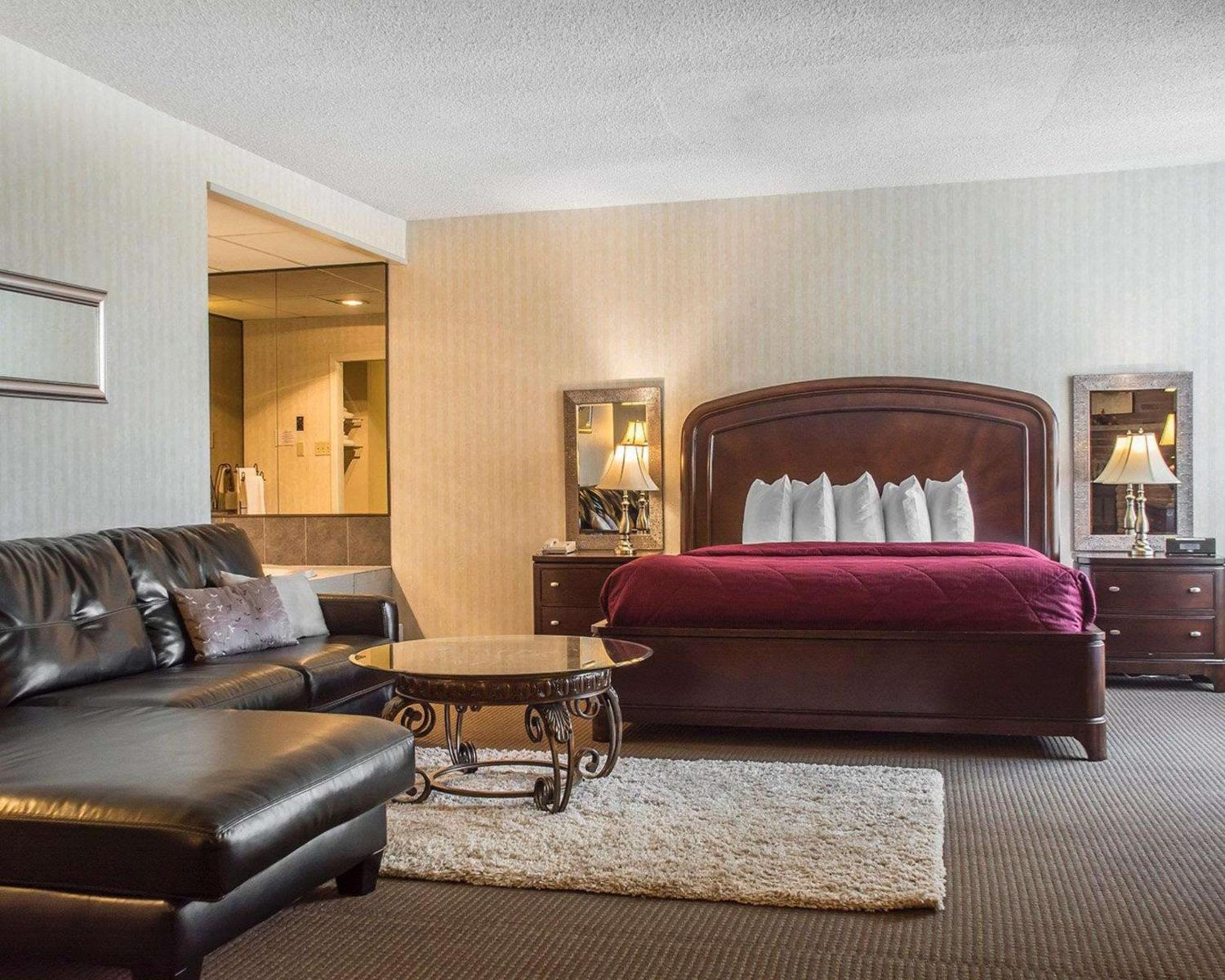 Woodstock Vacations - Quality Hotel  Suites Woodstock - Property Image 4