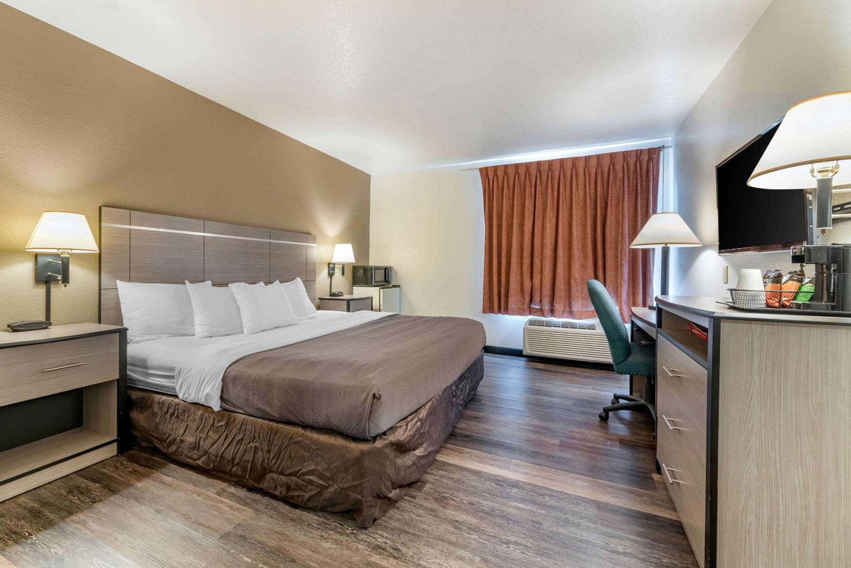 Econo Lodge Pueblo North view 4