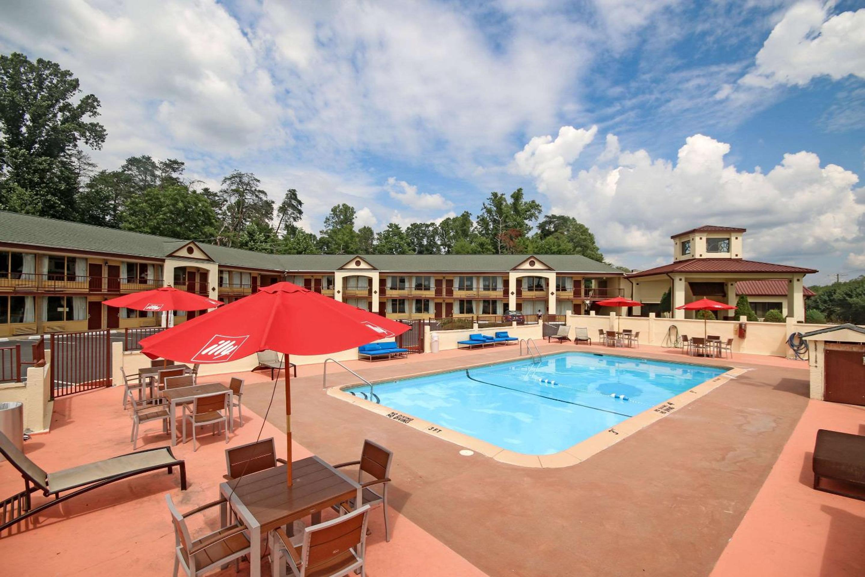 Americas Best Value Inn Pilot Mountain view 4