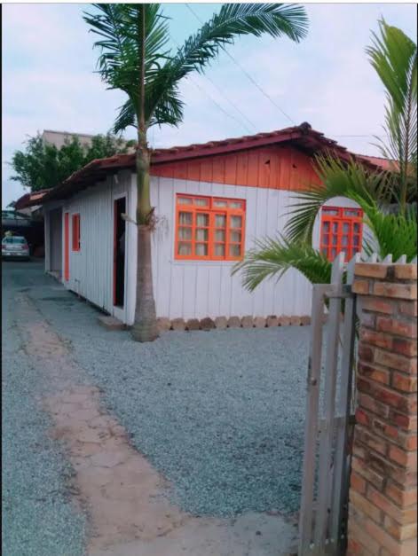 Casa 3 quartos perto da praia e Beto Carrero