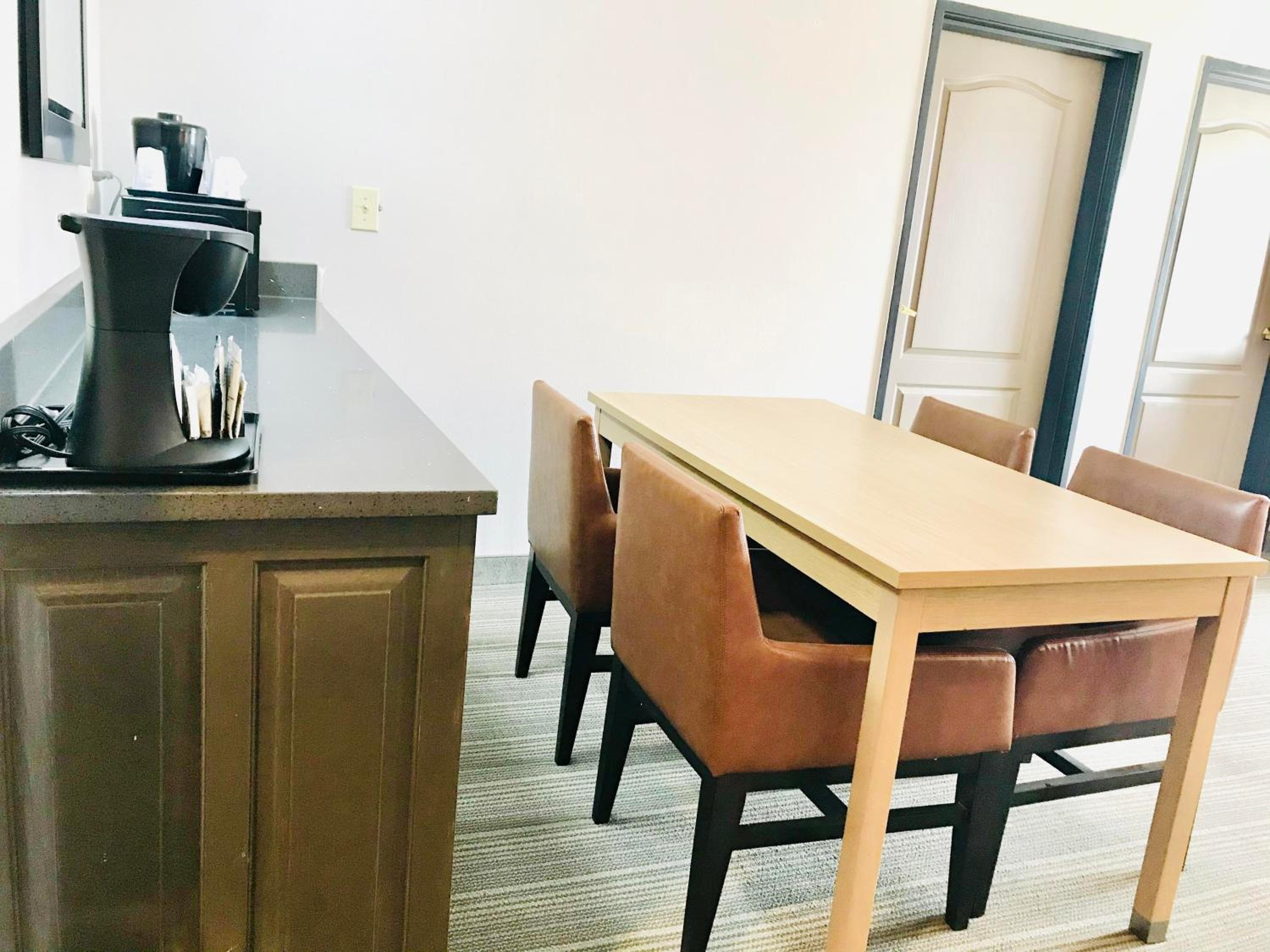 Warner Robins Vacations - Country Inn Suites by Radisson, Warner Robins, GA - Property Image 14