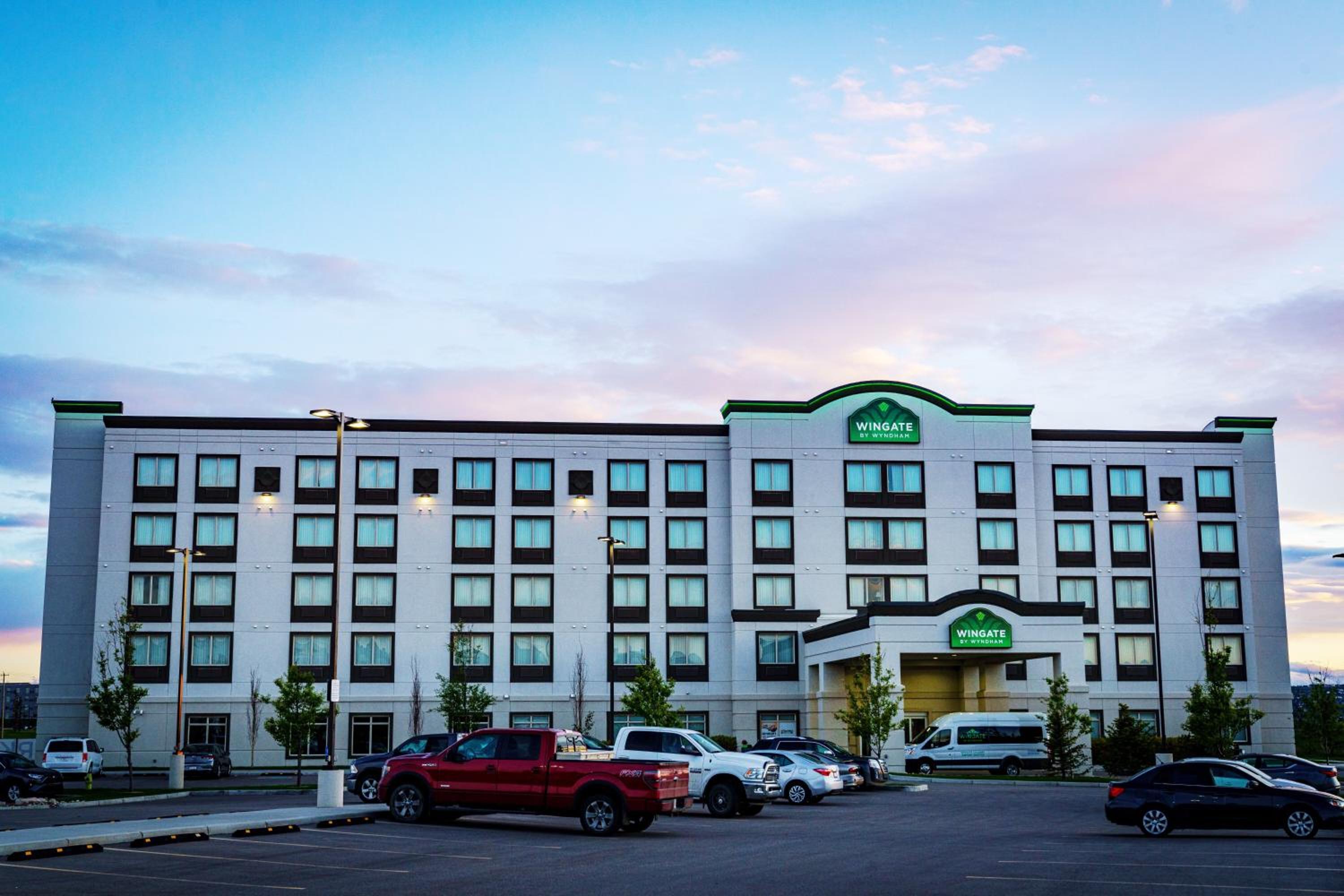 Hotel Wingate by Wyndham Calgary Airport - Image 1