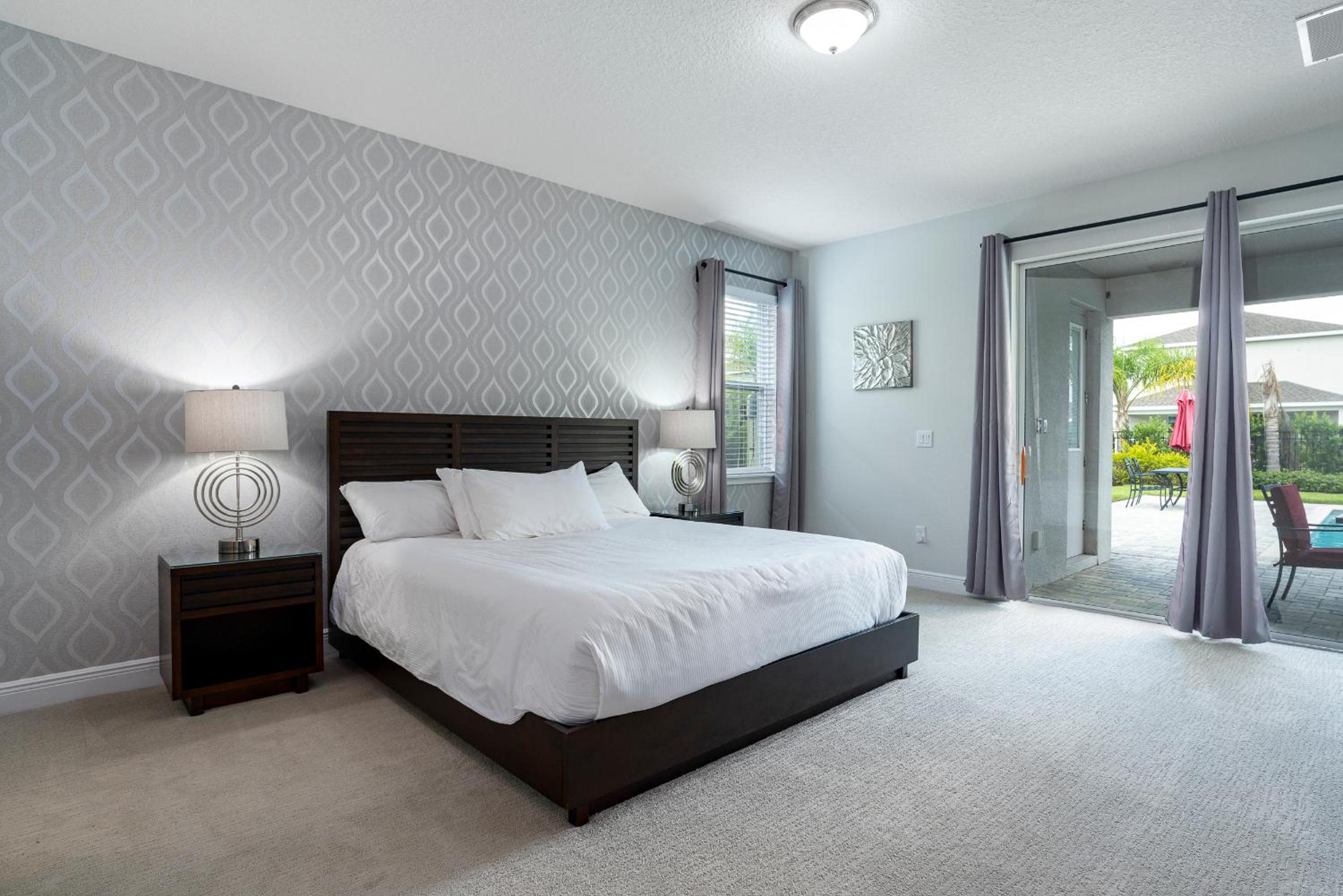 Upscale Modern Getaway home with heated pool/hot tub, 9 beds 8.5 bath Sleeps 18+