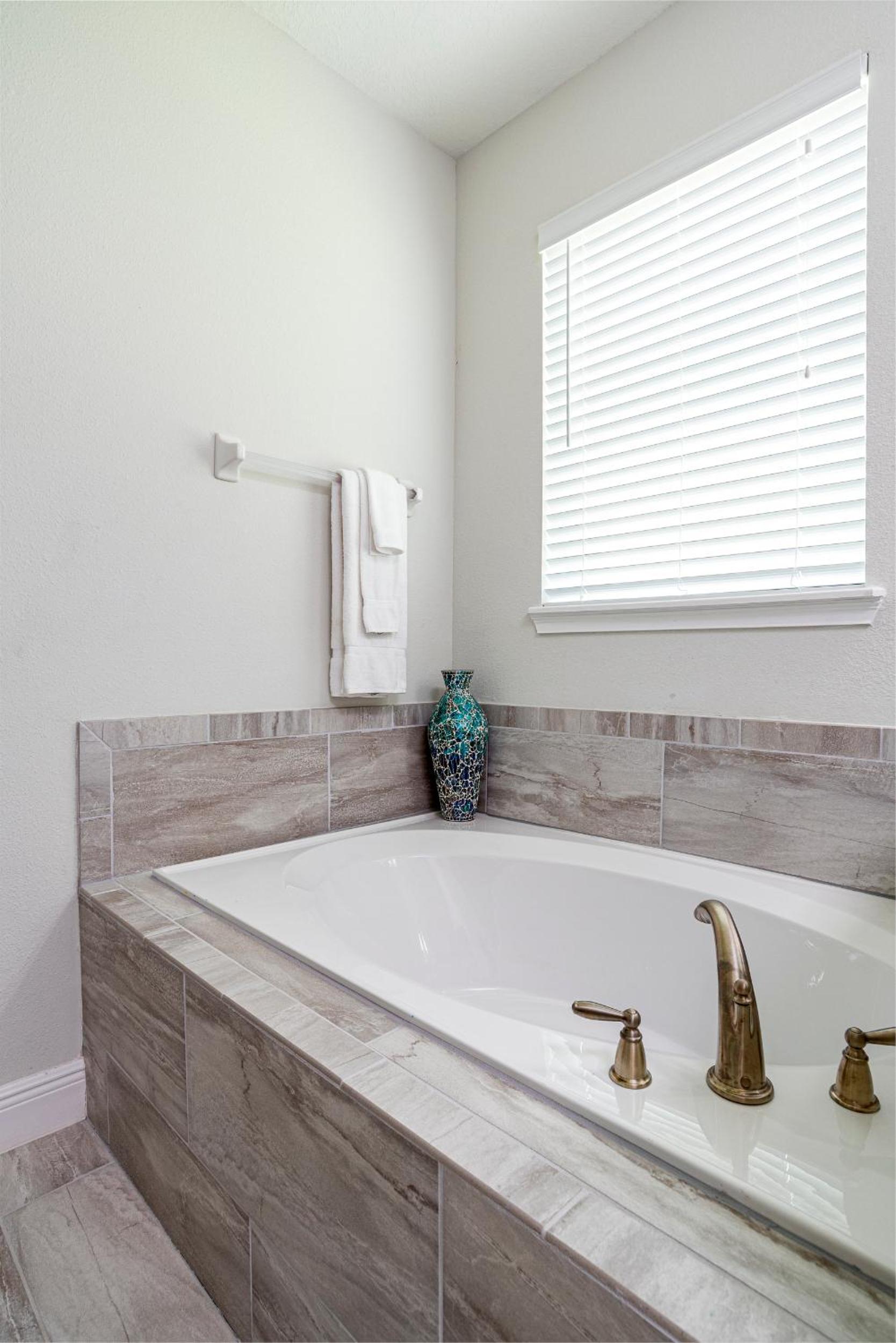 Upscale Modern Getaway home with heated pool/hot tub, 9 beds 8.5 bath Sleeps 18+