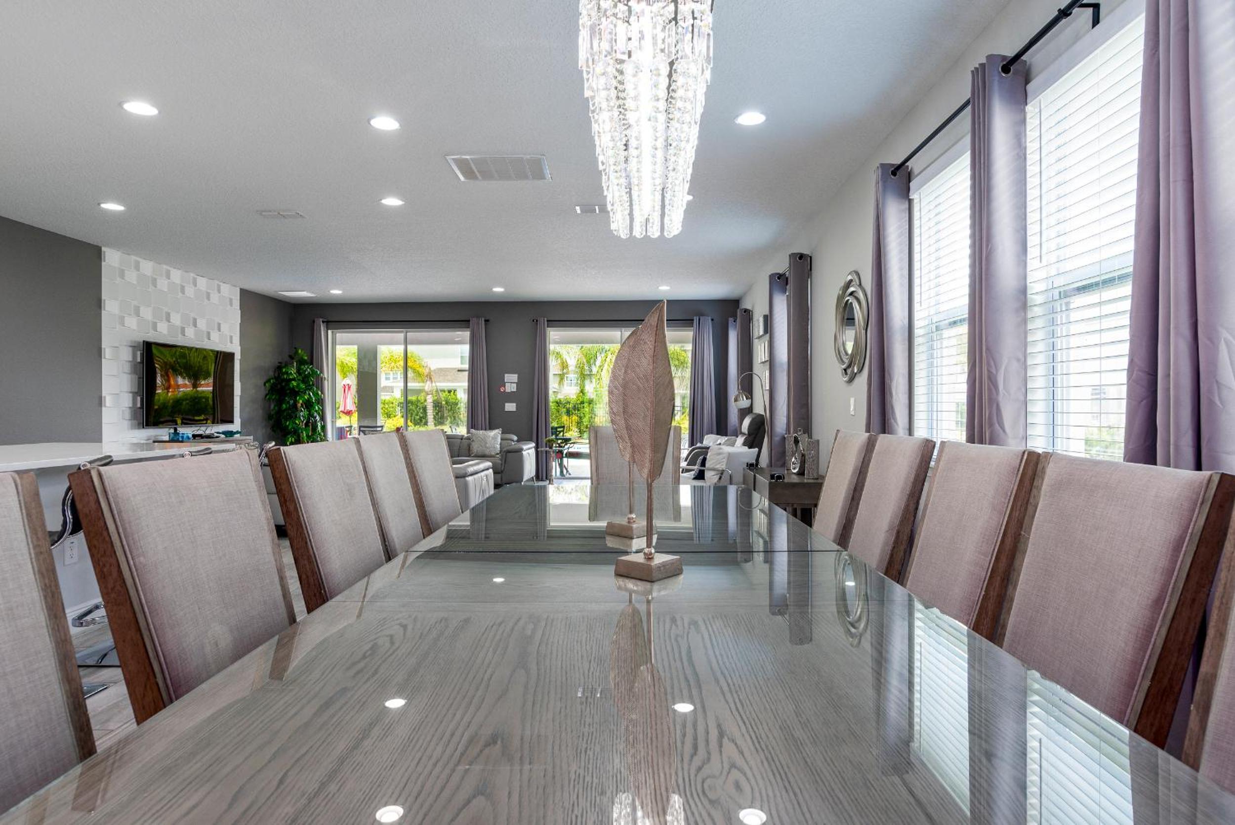 Upscale Modern Getaway home with heated pool/hot tub, 9 beds 8.5 bath Sleeps 18+