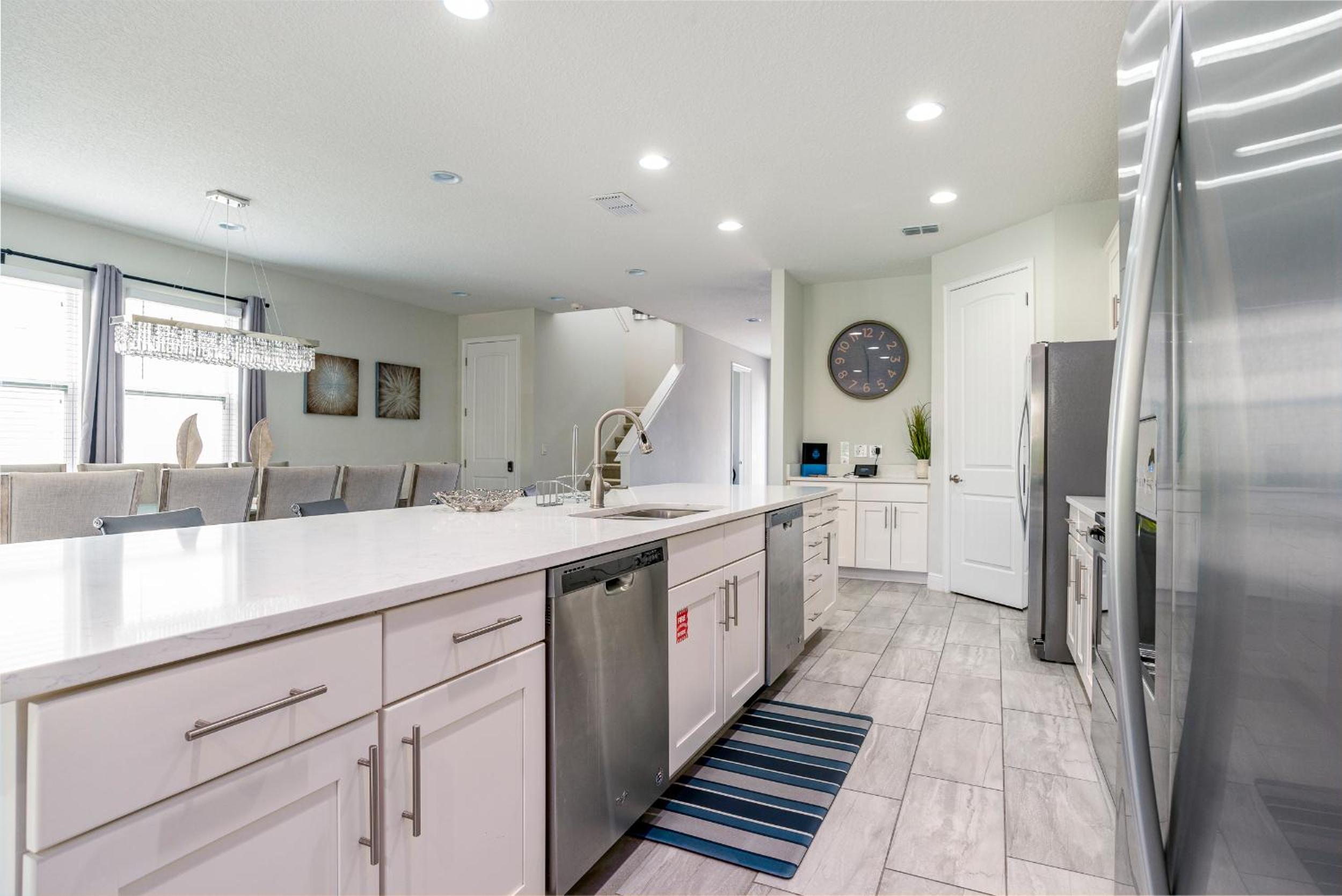 Upscale Modern Getaway home with heated pool/hot tub, 9 beds 8.5 bath Sleeps 18+