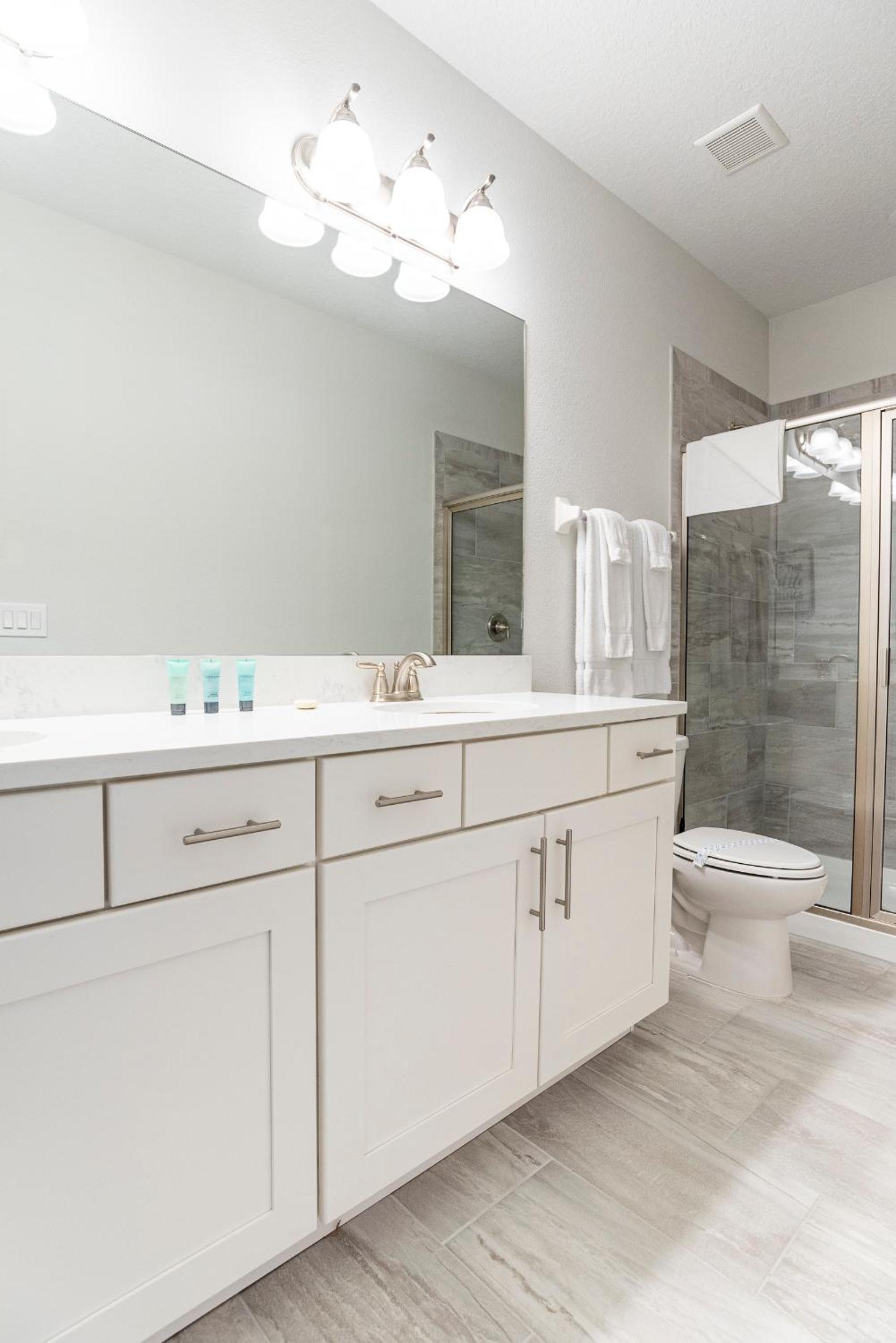 Upscale Modern Getaway home with heated pool/hot tub, 9 beds 8.5 bath Sleeps 18+