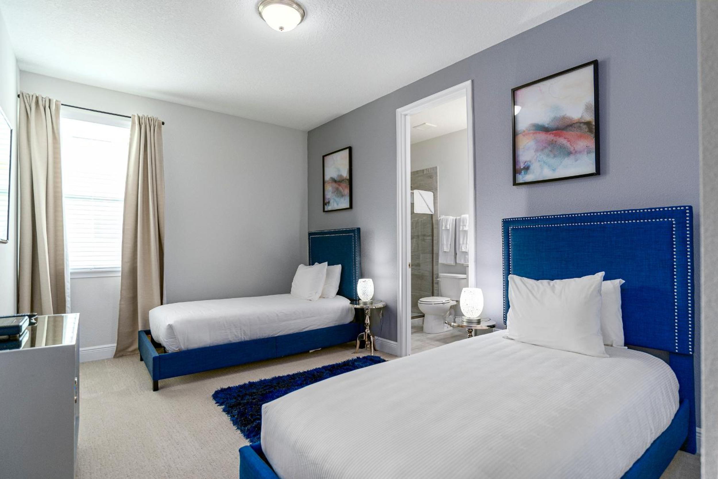 Upscale Modern Getaway home with heated pool/hot tub, 9 beds 8.5 bath Sleeps 18+