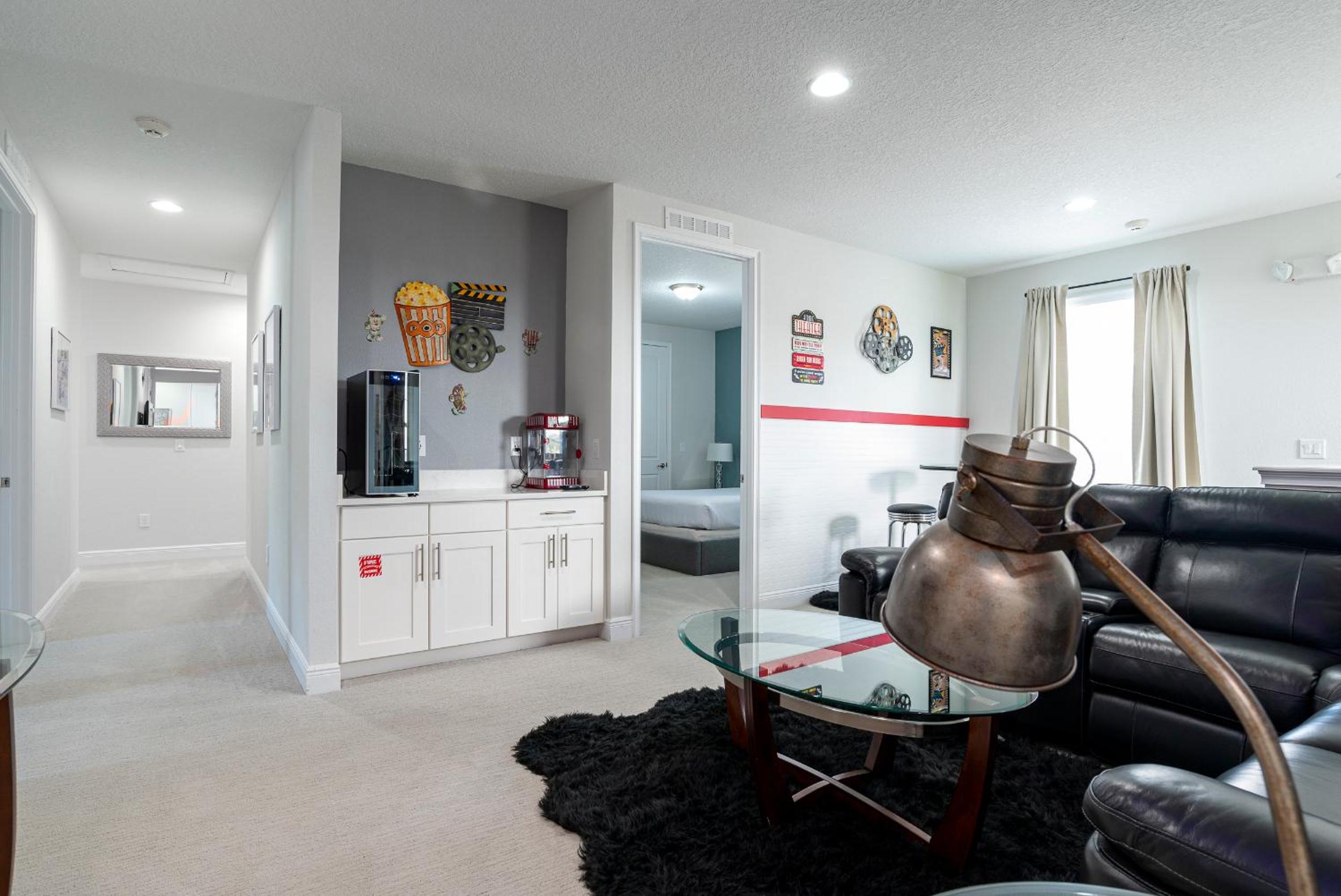 Upscale Modern Getaway home with heated pool/hot tub, 9 beds 8.5 bath Sleeps 18+