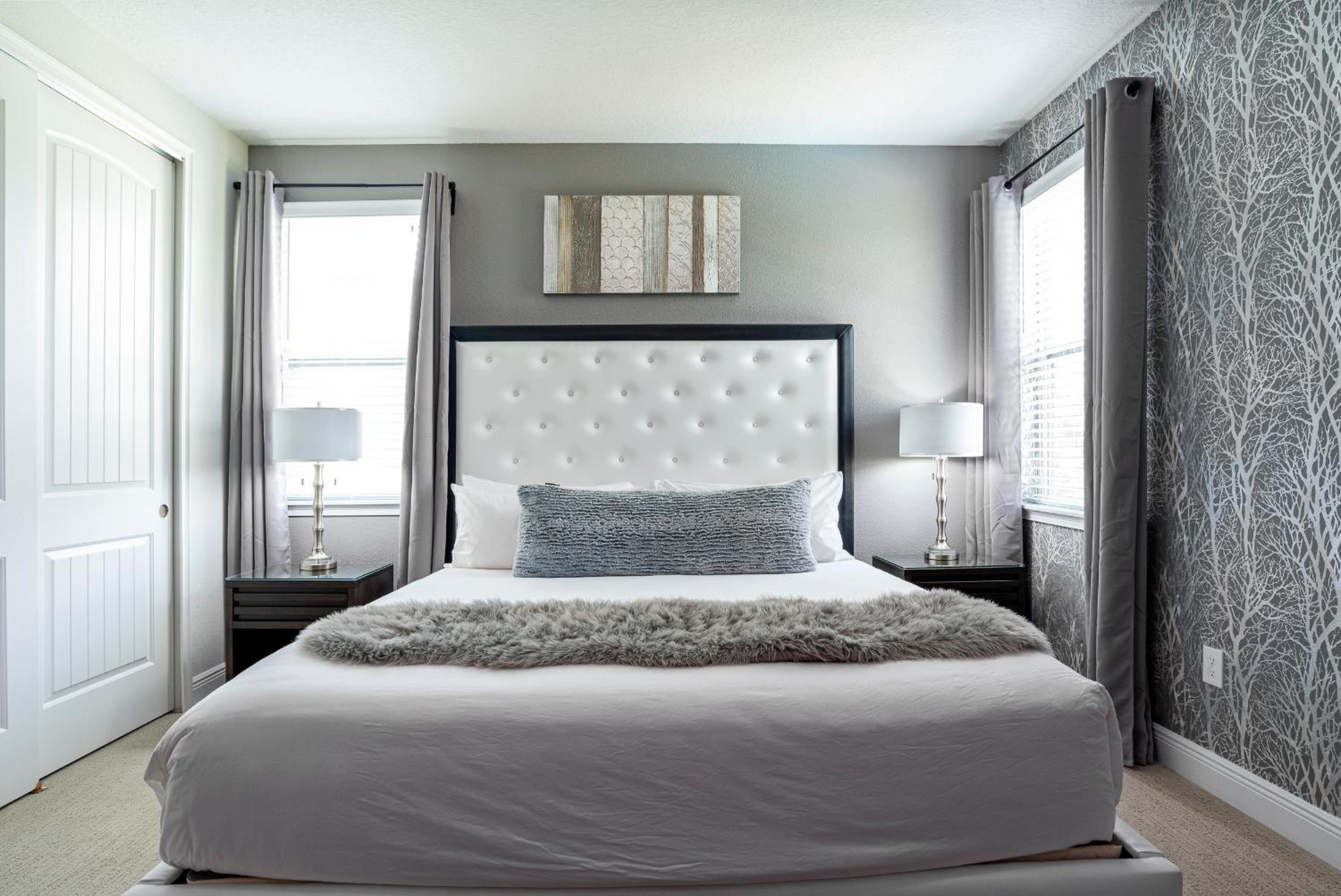 Upscale Modern Getaway home with heated pool/hot tub, 9 beds 8.5 bath Sleeps 18+