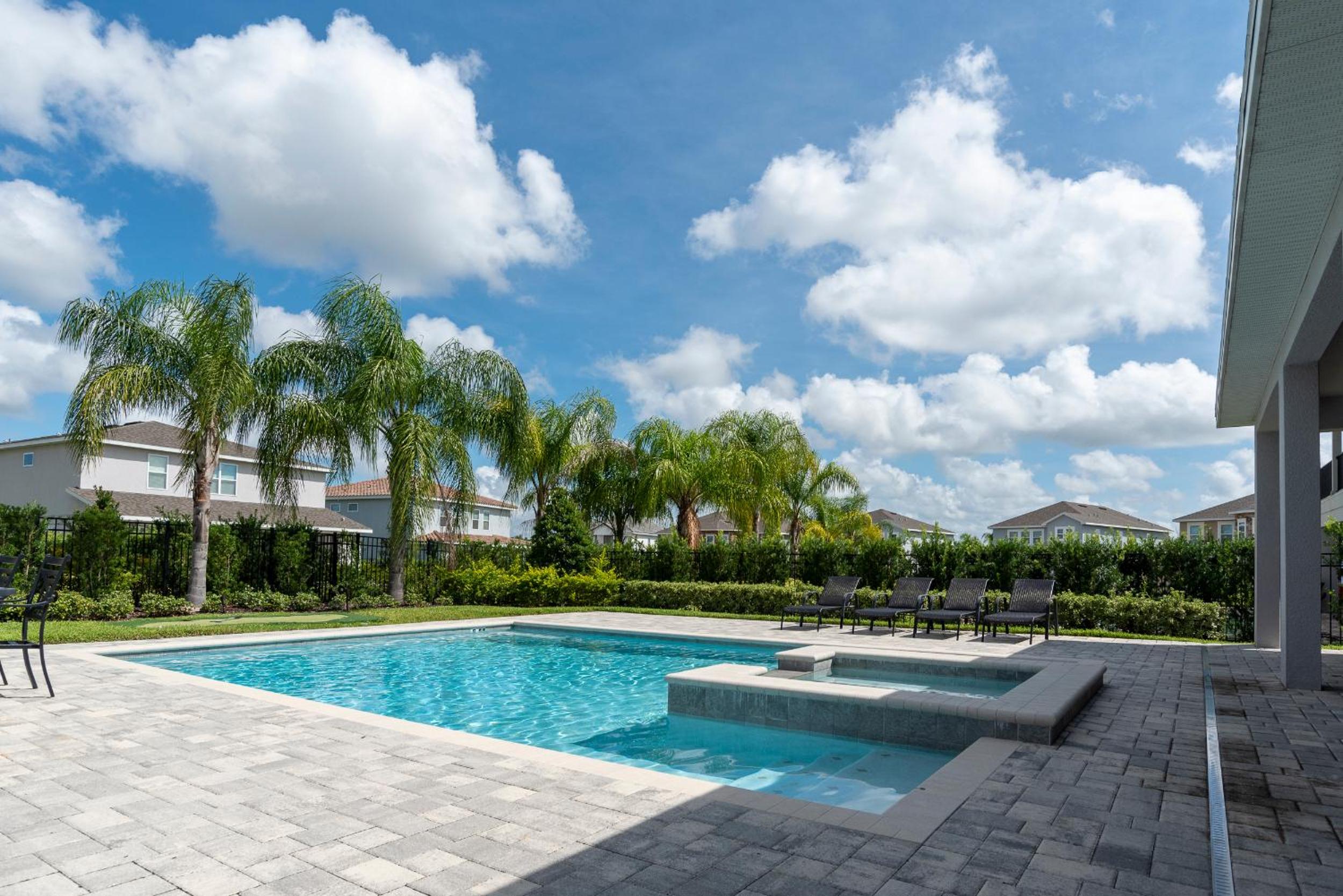 Upscale Modern Getaway home with heated pool/hot tub, 9 beds 8.5 bath Sleeps 18+