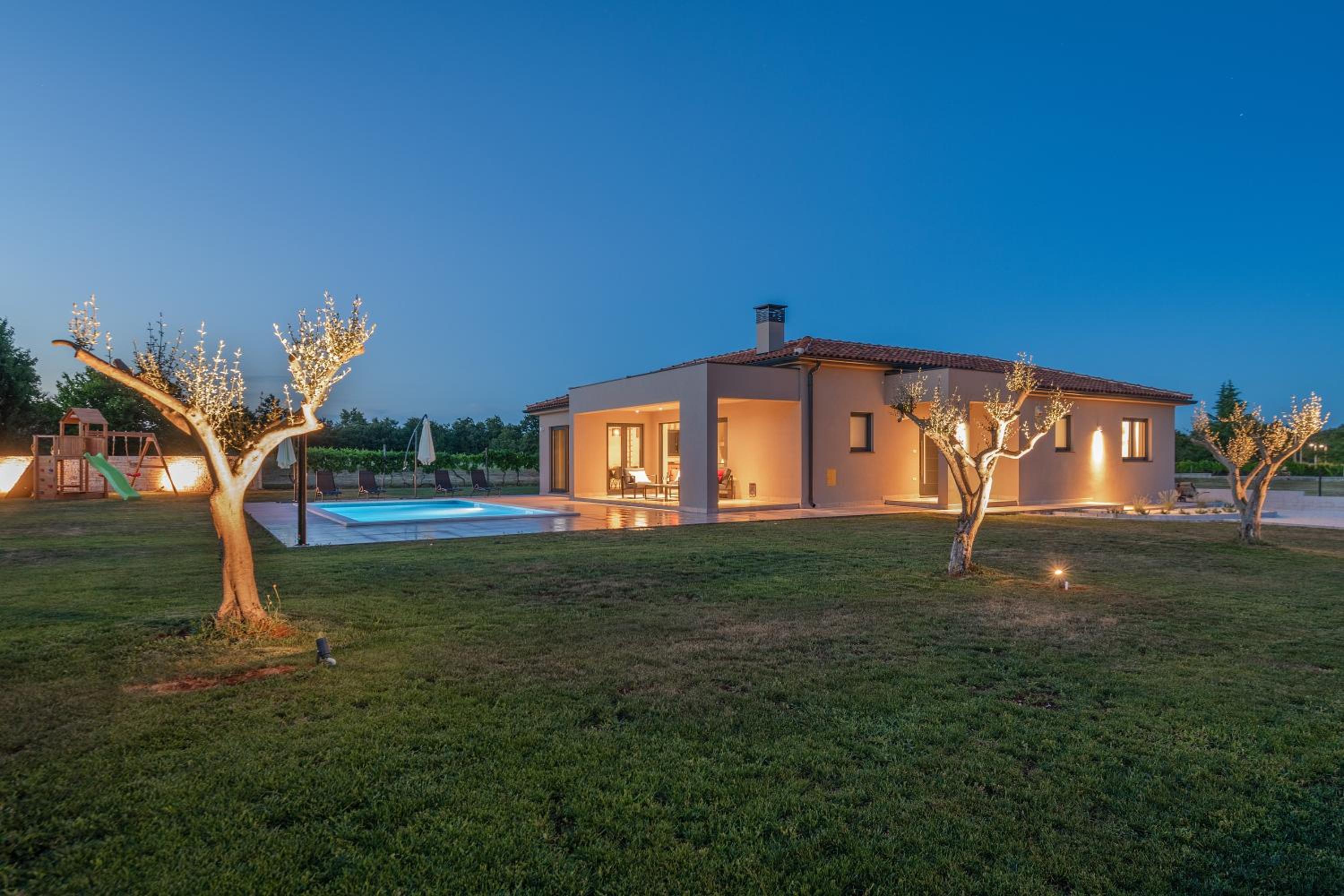Spacious New design Villa Vitis Vitae, private pool ,1400m2 garden , Central Istria view 3
