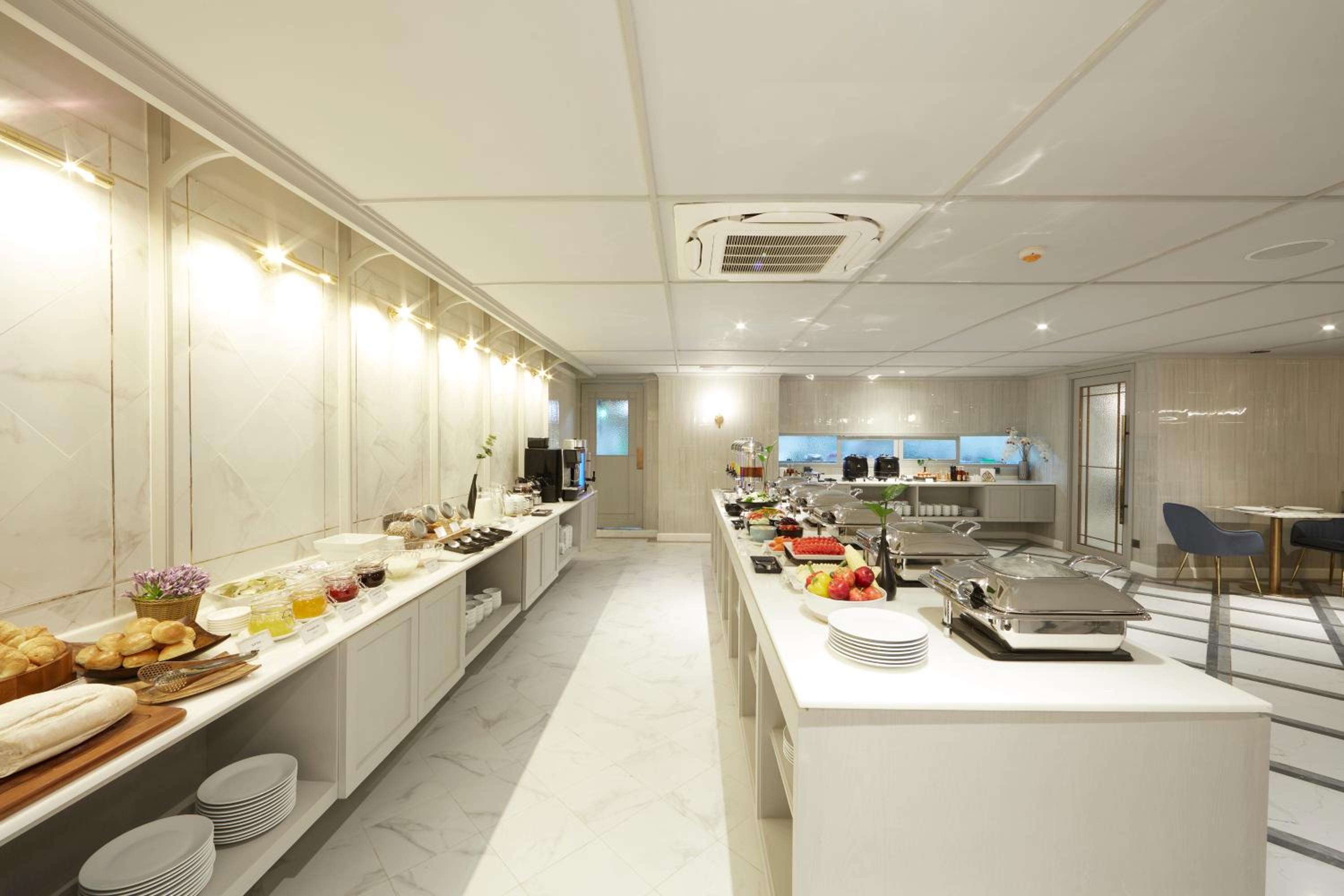 The Quarter Ploenchit by UHG
