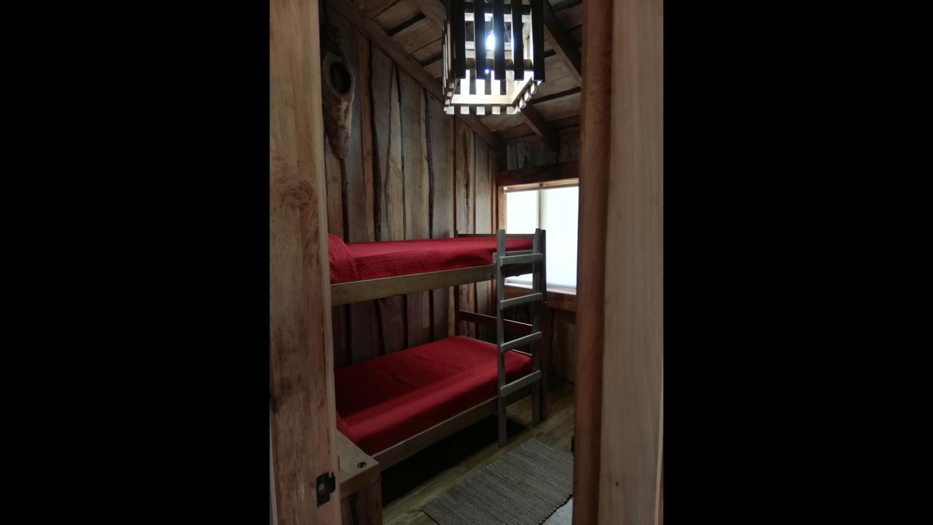 Wonderful rustic cabin 2, with native logs, on the banks of the Trancura River
